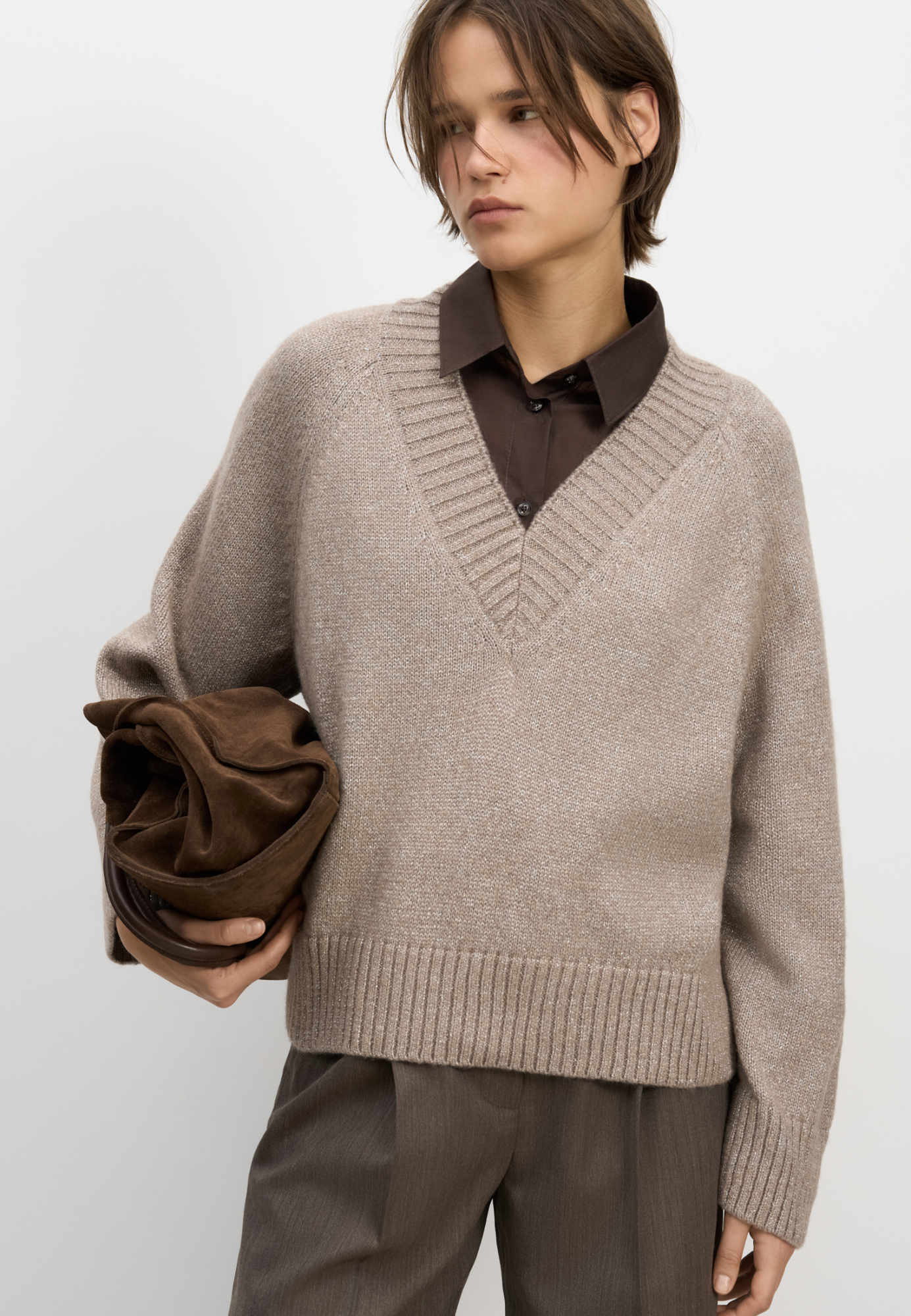 Трикотажный джемпер из шерсти мериноса с люрексом. Модель свободного силуэта с V-образным вырезом. 