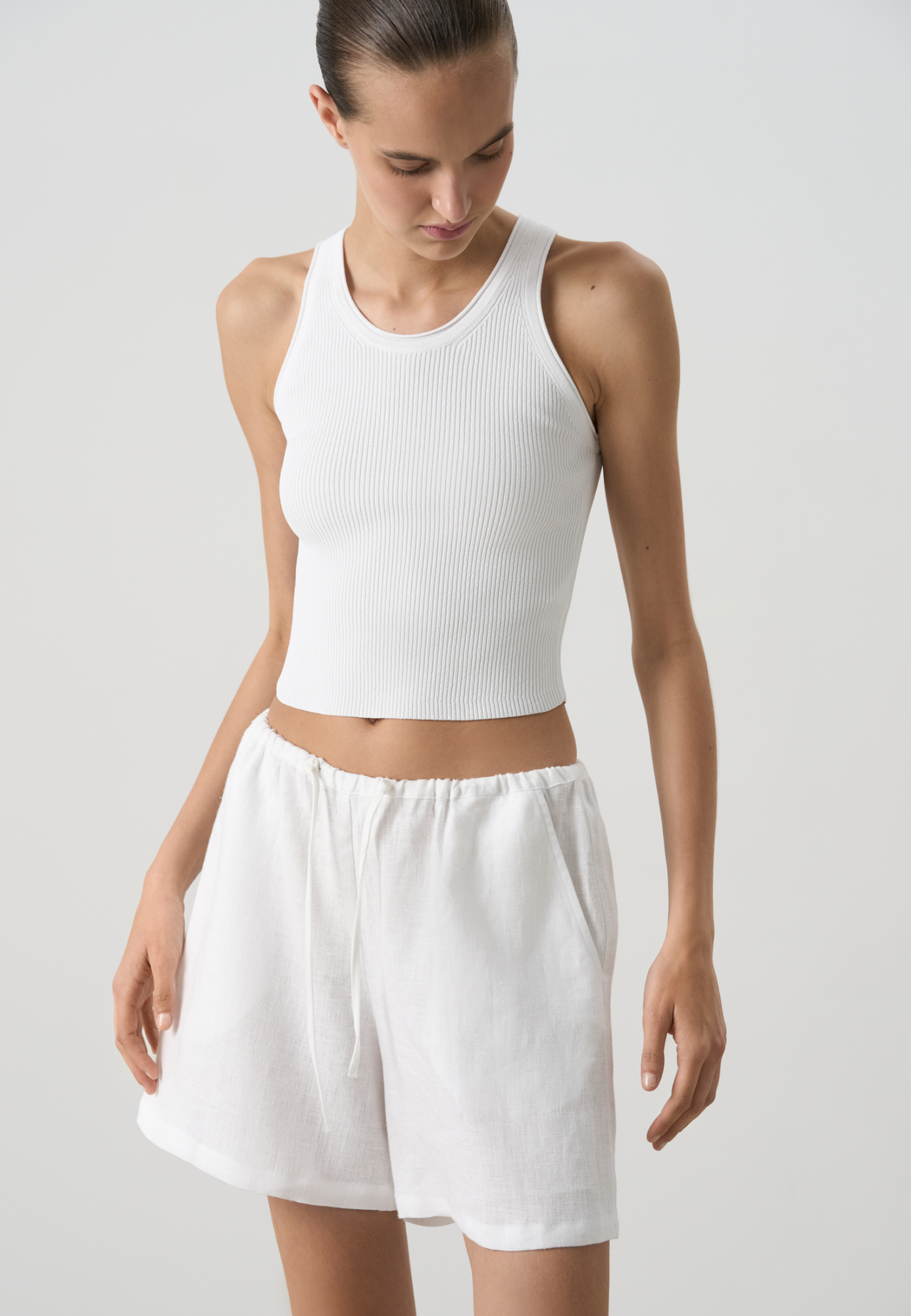 Трикотажная майка из вискозы в рубчик. Модель с глубокой проймой, арочным низом и U-образным вырезом горловины с валиком.