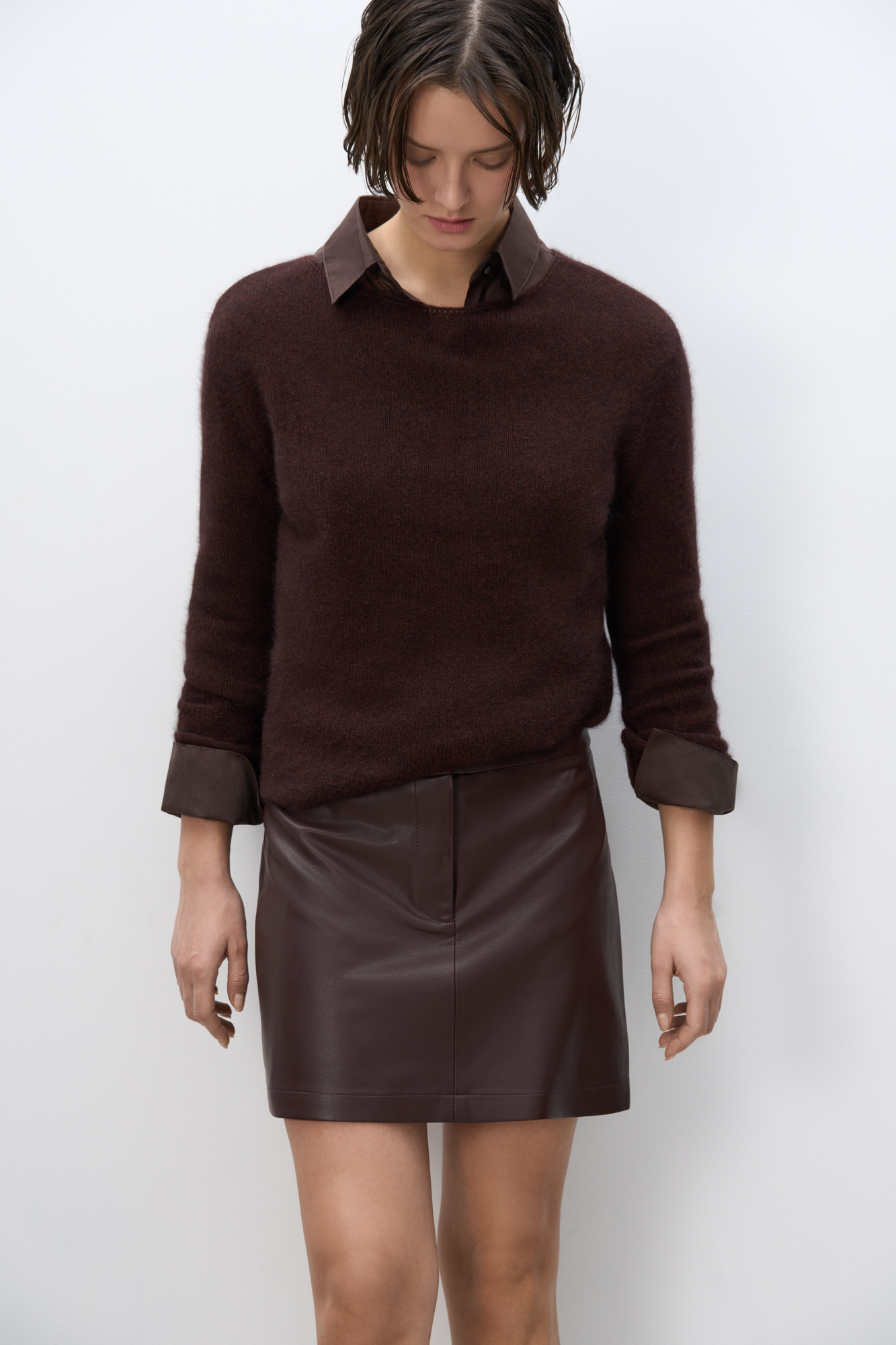 Трикотажный лонгслив из пуха лисы. Модель по фигуре со спущенной линией плеч и вырезом горловины лодочка.&nbsp;&nbsp;