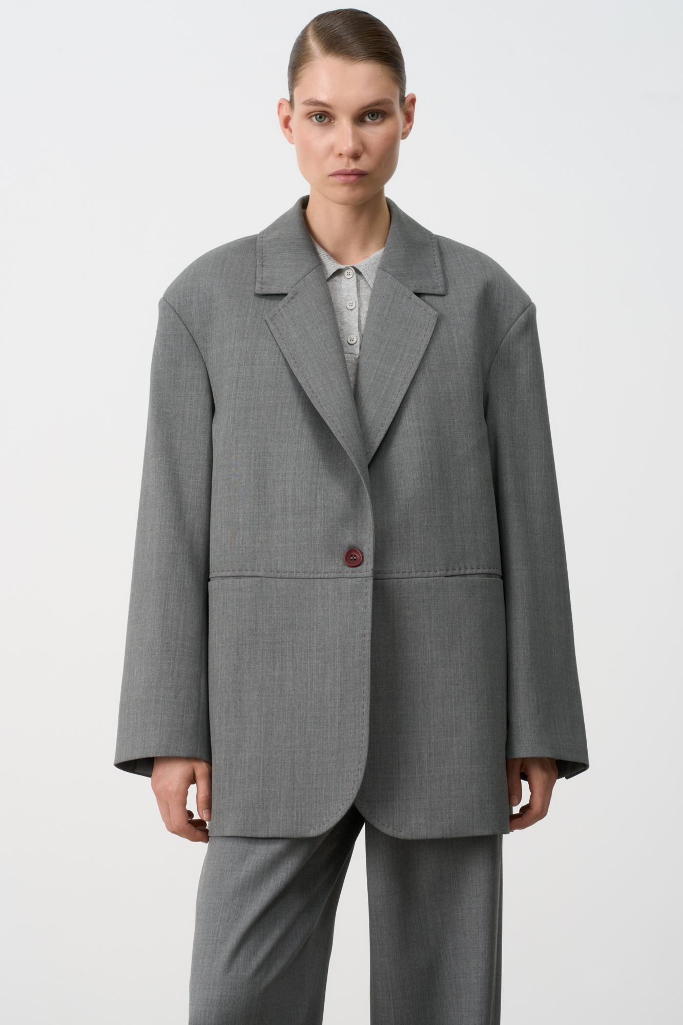 Однобортный жакет с карманами спереди. Модель свободного силуэта со спущенной линией плеча. Дополнить образ можно брюками в таком же стиле.