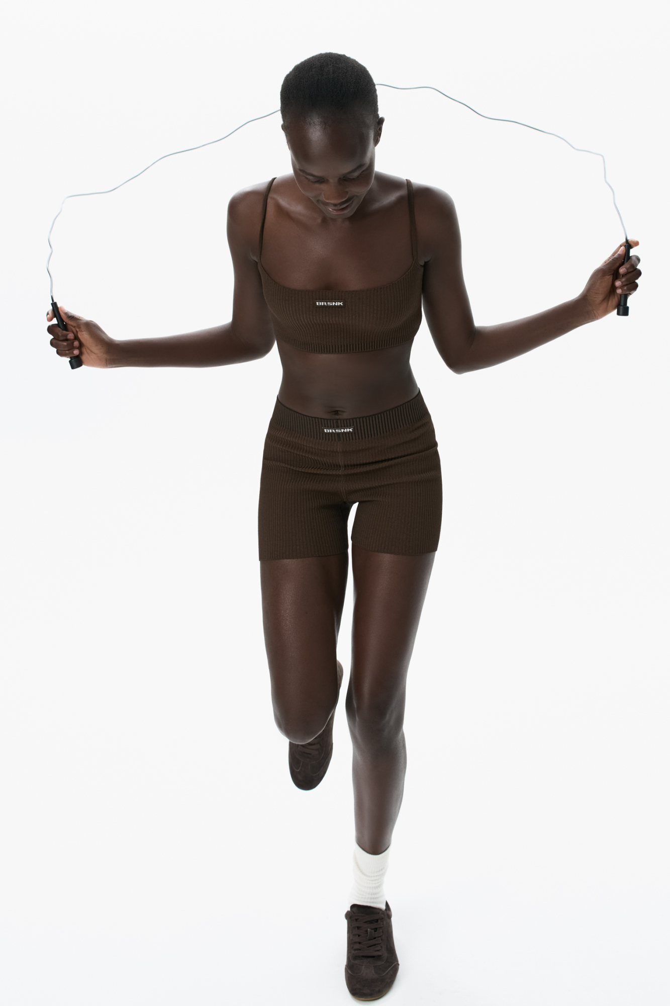 Трикотажные велосипедки из вискозы. Модель с эластичным поясом и&nbsp;&nbsp;жаккардовым ярлыком. Изделие выполнено в рубчик. Дополнить образ можно топом в таком же стиле.