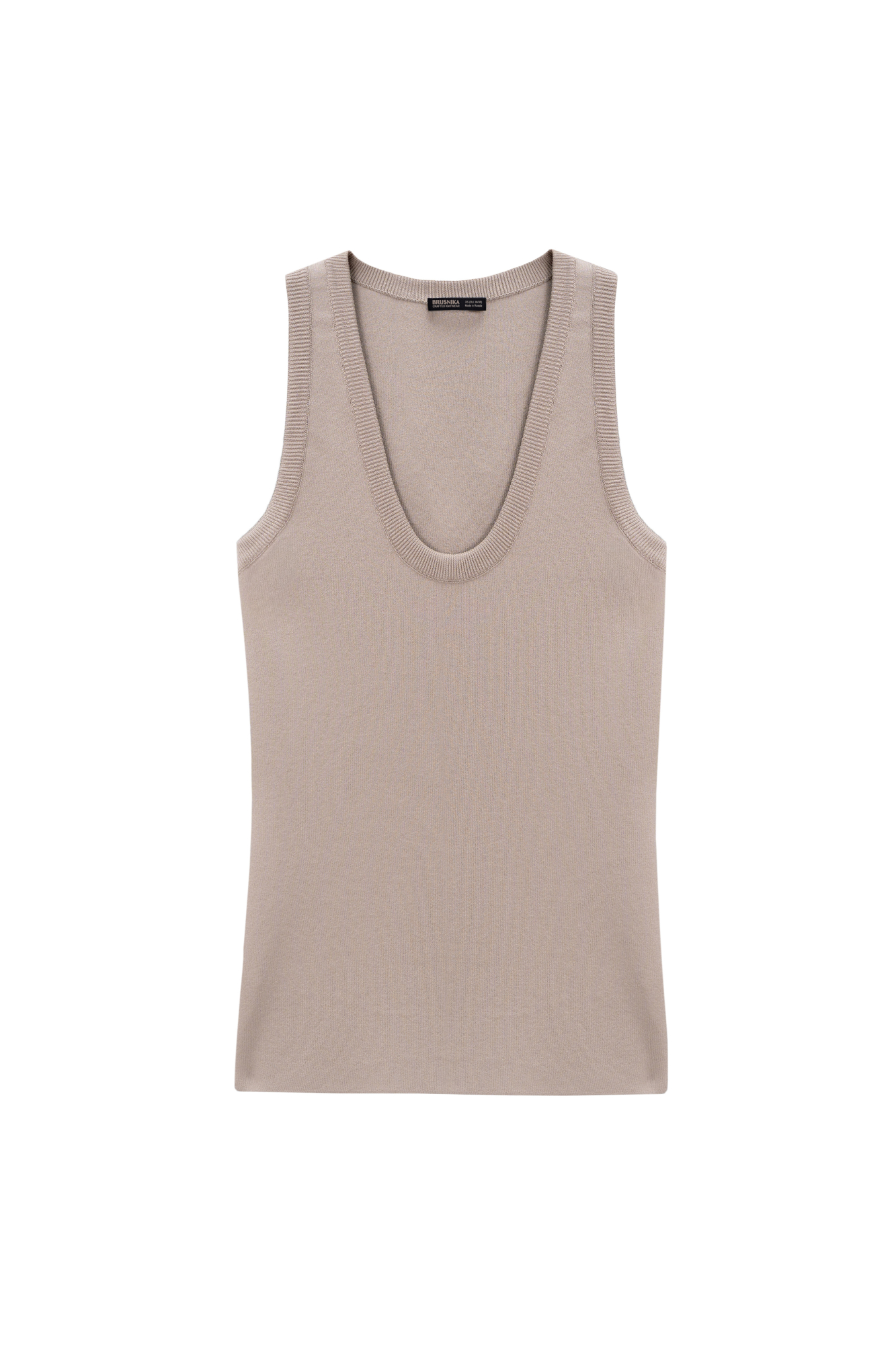 Трикотажный топ из вискозы. Модель приталенного силуэта, с U-образным вырезом горловины и глубокой проймой.