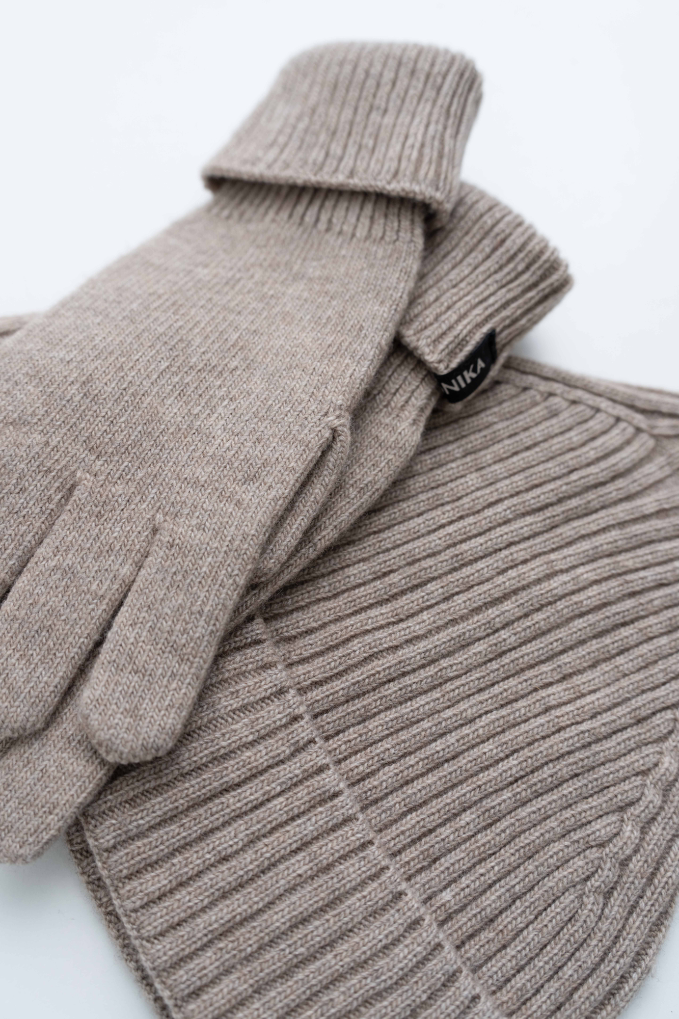 Трикотажные перчатки из кашемира и шерсти. Модель с длинными манжетами и брендированным ярлыком.