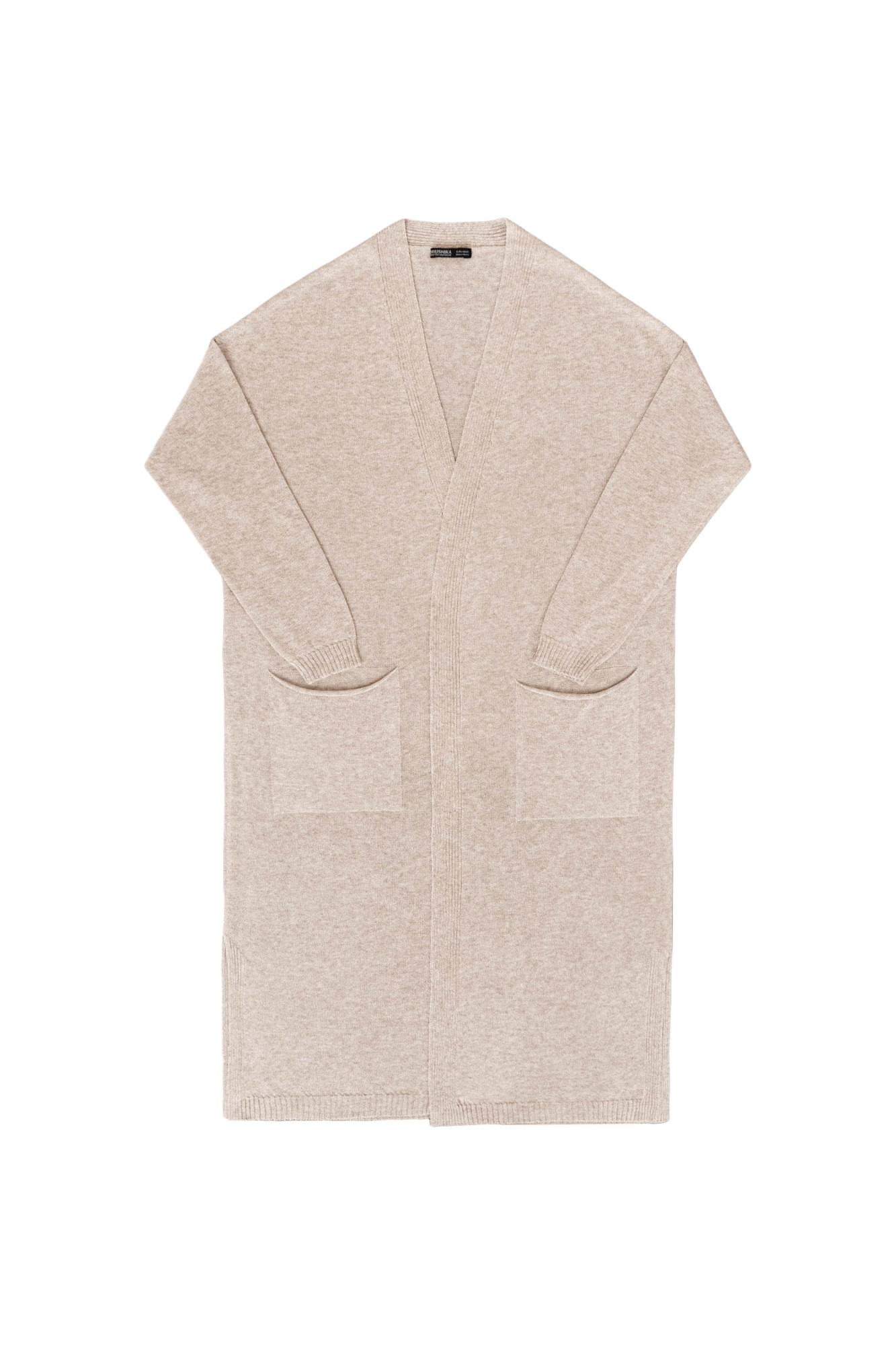 Длинный трикотажный кардиган из вискозы. Модель прямого кроя, с двумя боковыми карманами, шлевками на талии и поясом.