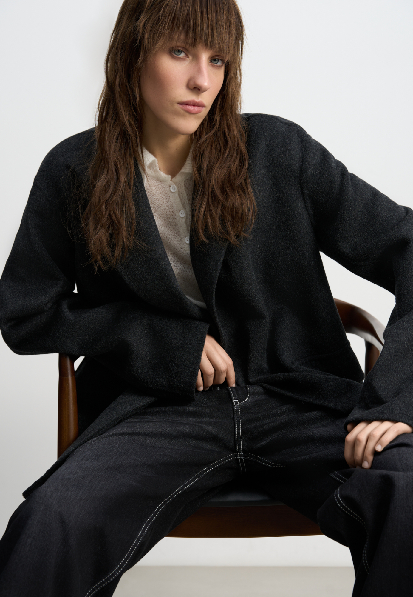 Жакет из двусторонней шерстной ткани на запах. Модель прямого кроя с отложным воротником и накладными карманами с клапанами. Изделие выполнено без подкладки. Тонкий пояс из экокожи в комплекте.