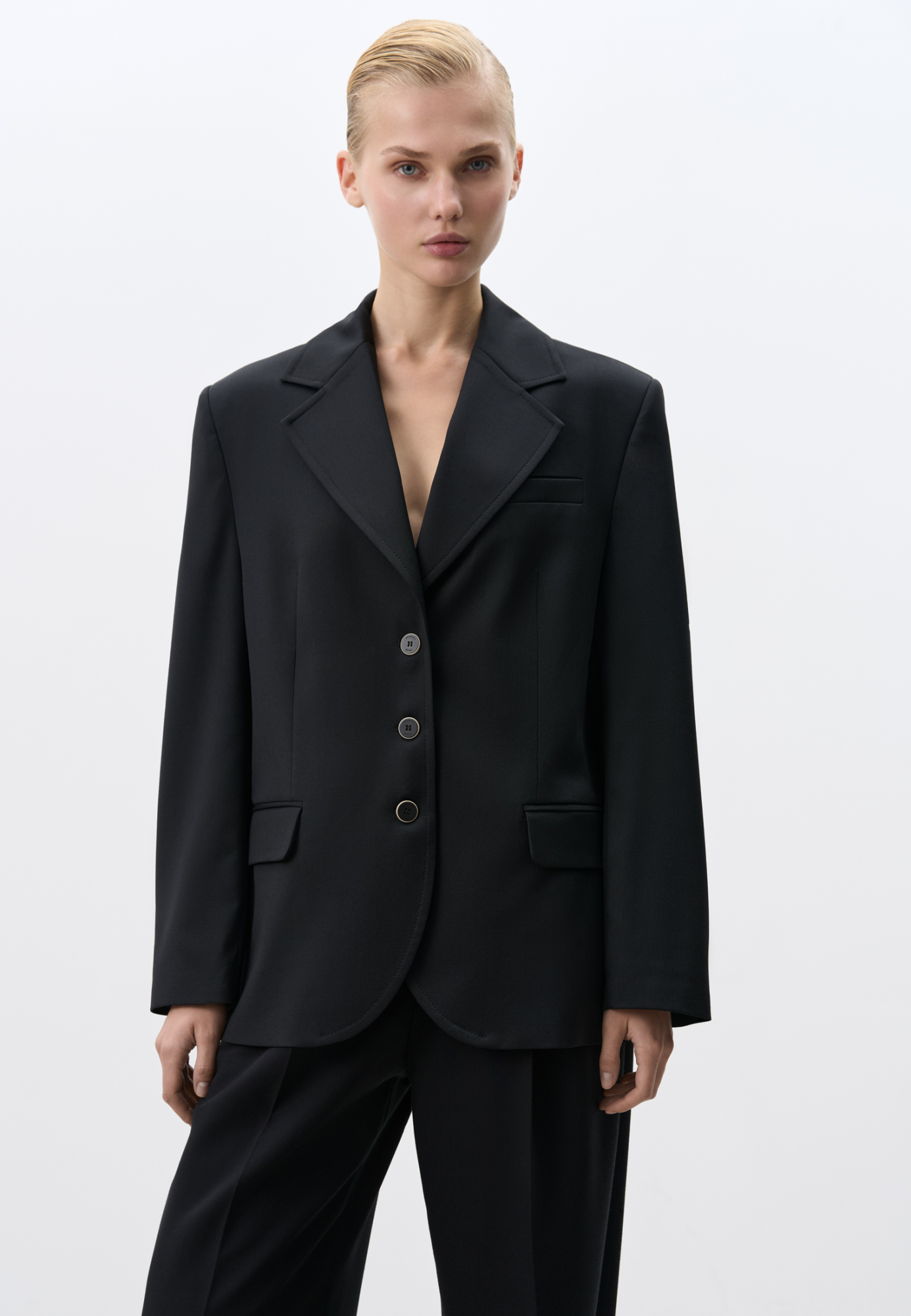 Однобортный жакет из шерсти. Модель свободного силуэта с лацканами, боковыми карманами с клапанами и карманом на груди. Застежка на три пуговицы. Изделие выполнено на подкладке. Дополнить образ можно брюками или юбкой.
