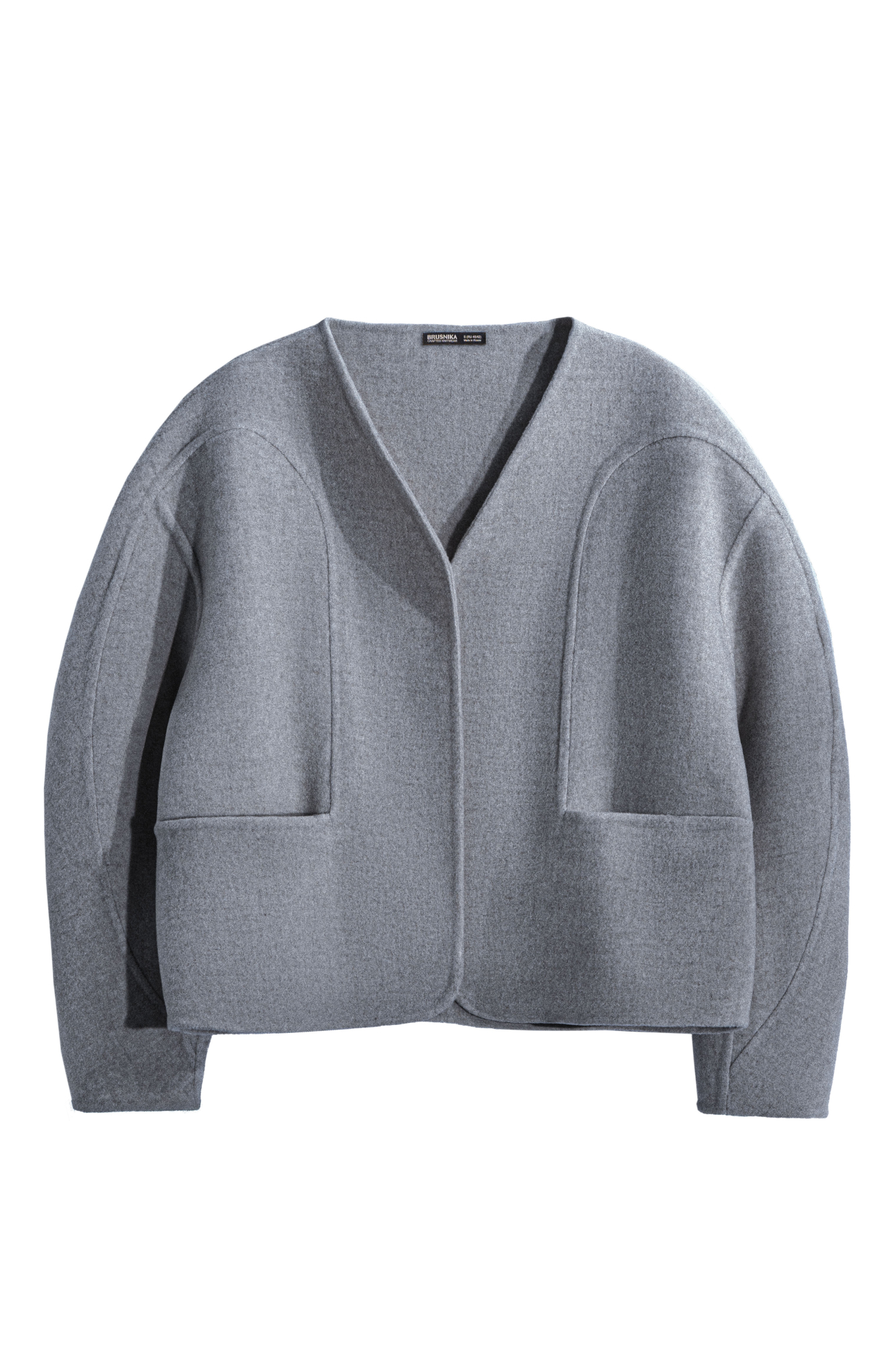 Бомбер из шерстяной ткани. Модель свободного силуэта с круглыми рукавами и глубокими накладными карманами. Изделие без застежки.