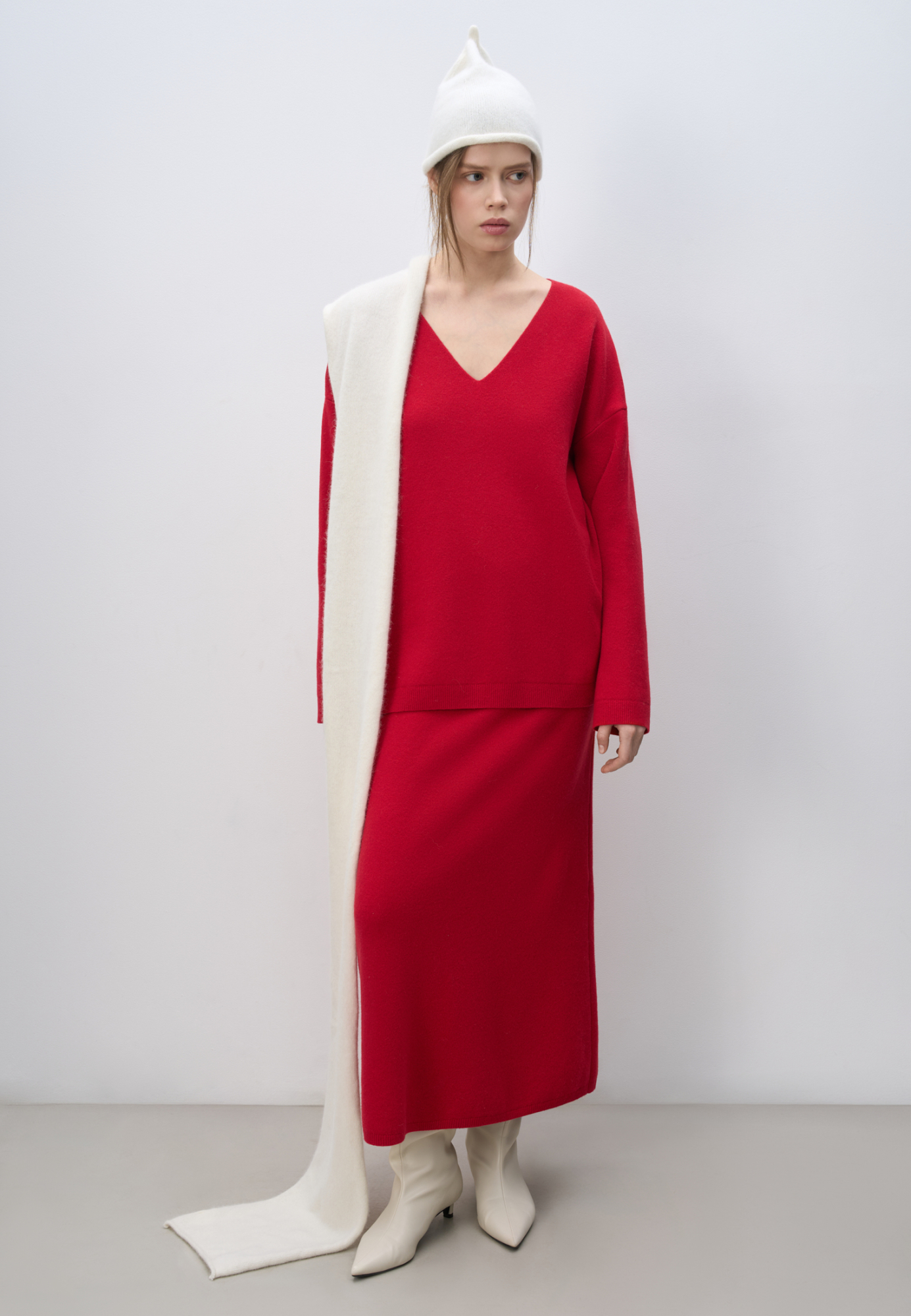 Трикотажная юбка длины макси из кашемира и шерсти. Модель по фигуре, с широким эластичным поясом в рубчик, дополненным кулиской и двумя накладными карманами сзади. Изделие декорировано вывязанным логотипом.