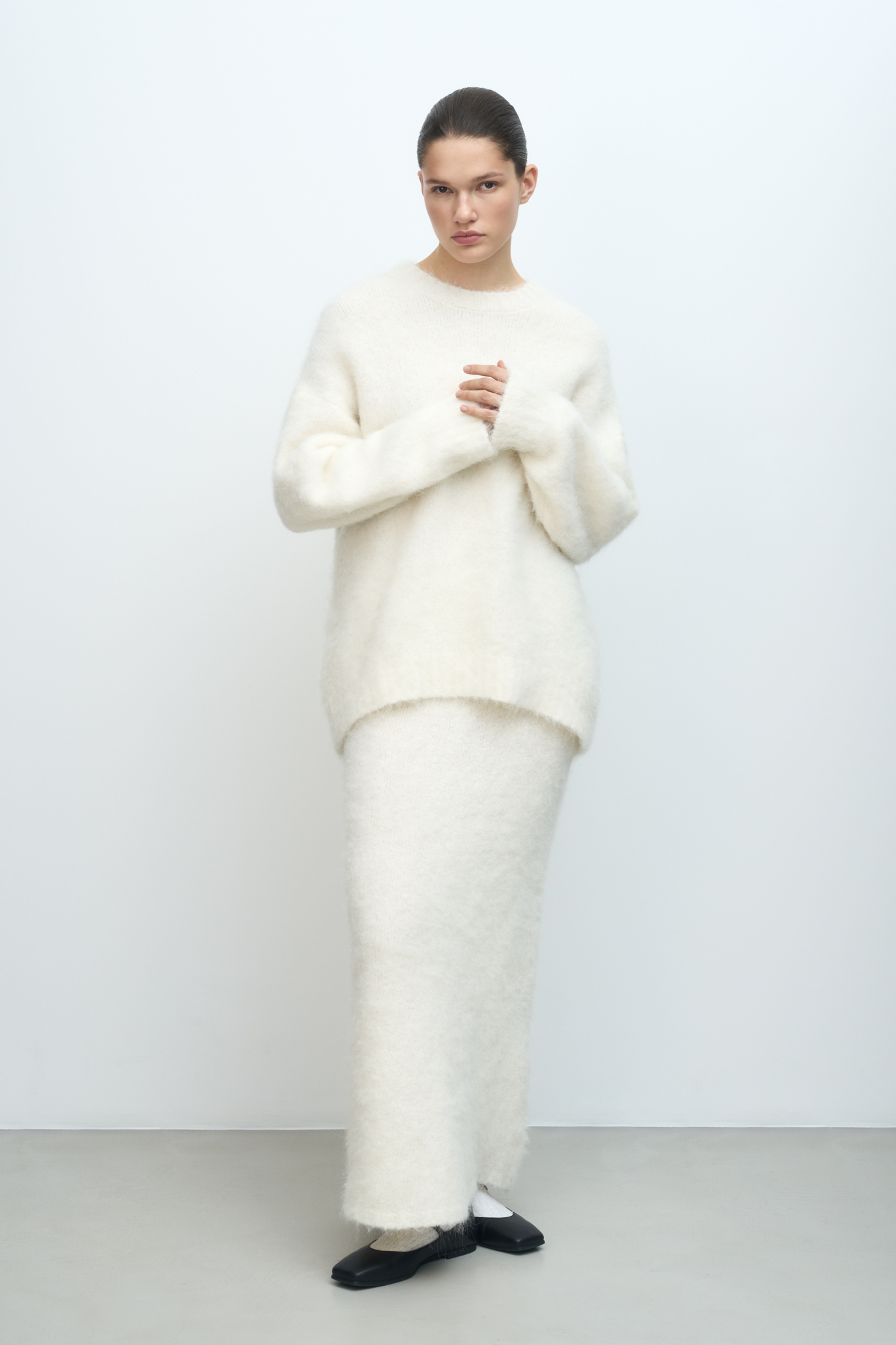 Трикотажная юбка из пушистой пряжи на основе шерсти альпака. Модель приталенного силуэта длины макси с эластичным поясом на резинке.