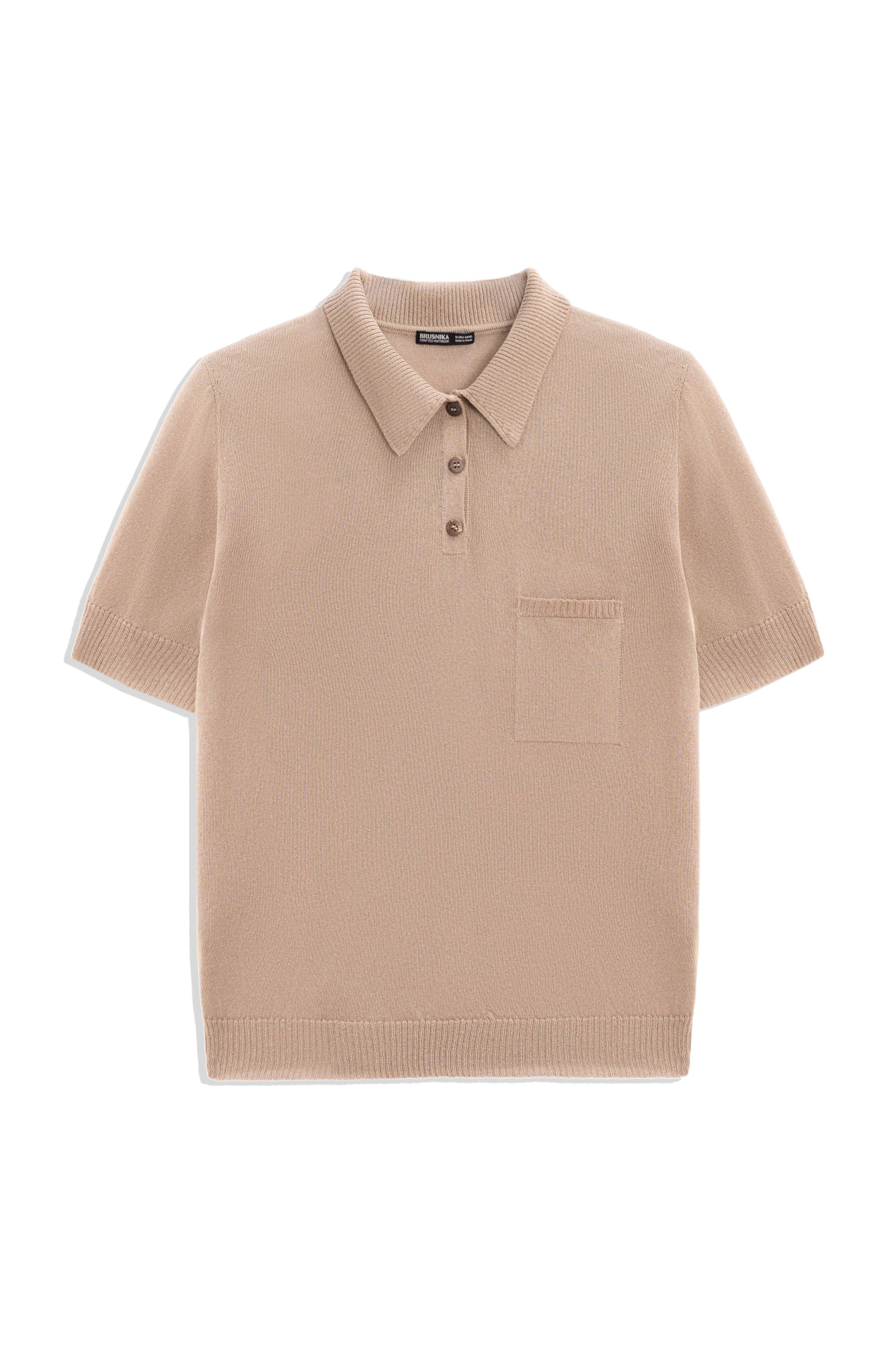 Трикотажное поло прямого кроя с коротким рукавом и накладным карманом на груди. Края изделия в рубчик.