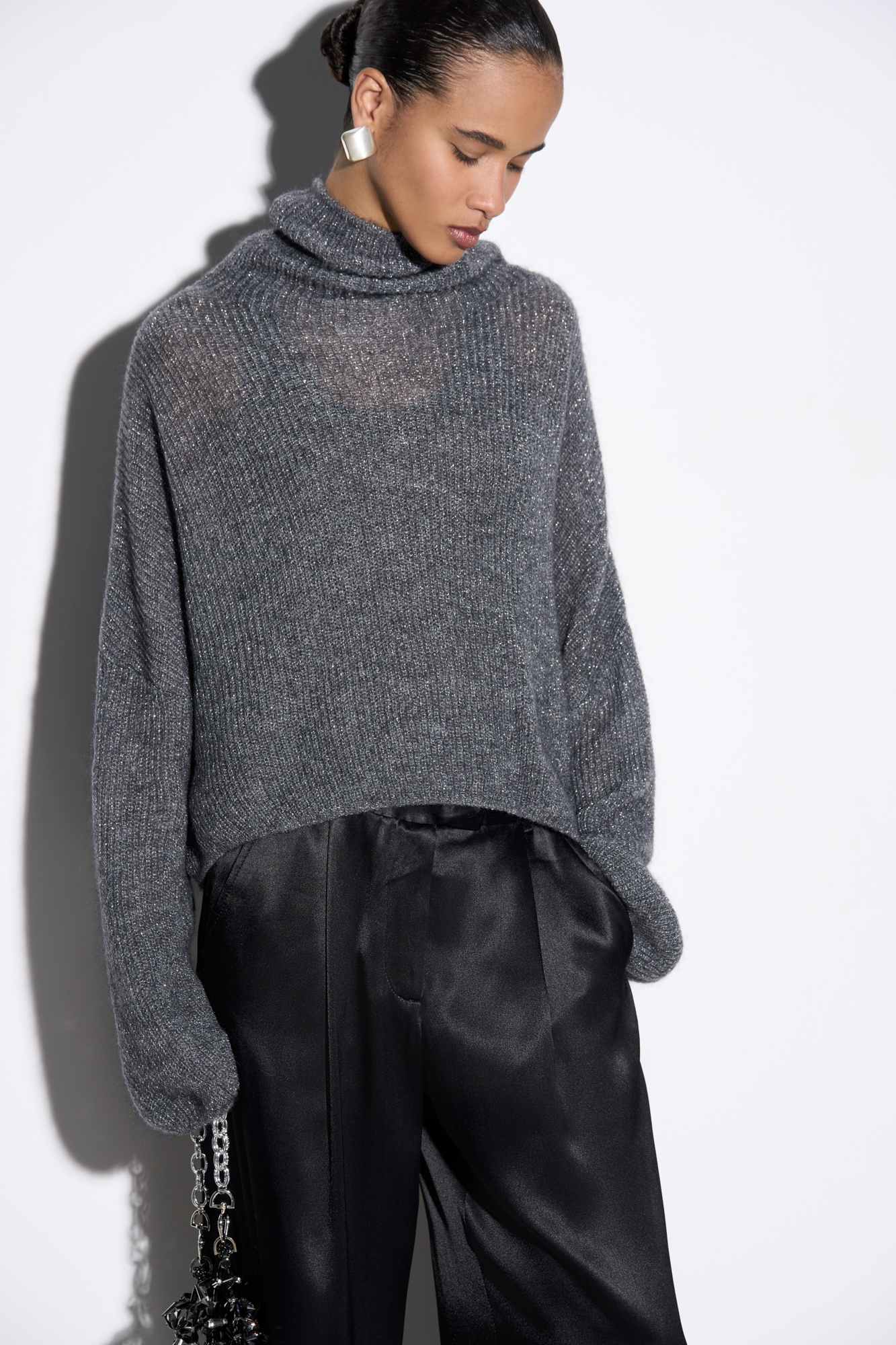 Трикотажный джемпер с люрексом. Укороченная модель свободного силуэта со спущенной линией плеча и вывязанным воротником.