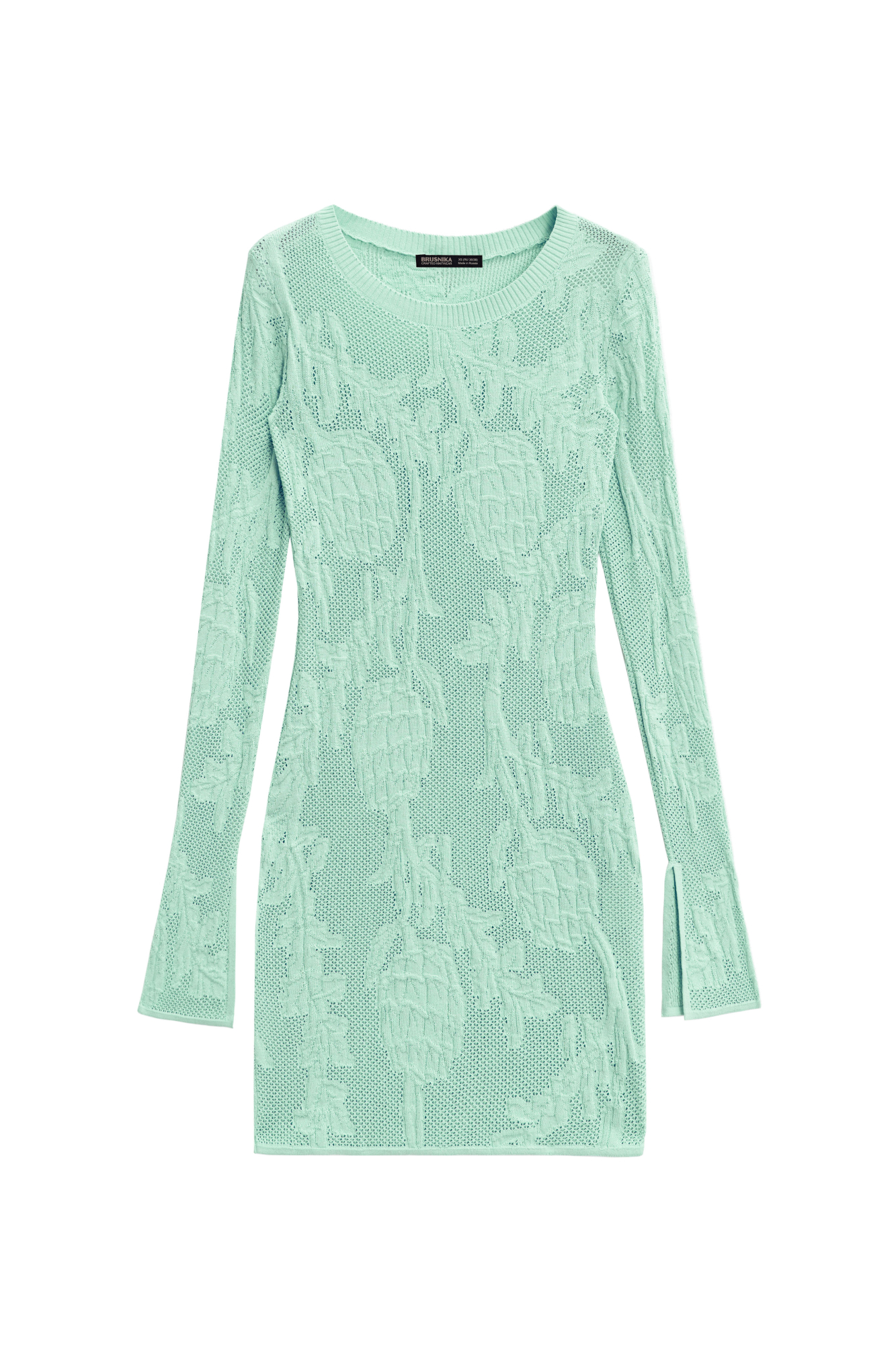 Трикотажное платье длины мини из органического хлопка. Модель приталенного силуэта, с длинными расклешенными рукавами разрезами на манжетах и круглым вырезом горловины. Изделие декорировано объемным растительным орнаментом. <br />
Органический хлопок - более экологичная и безопасная альтернатива обычному хлопку, выращенная без использования химикатов. 