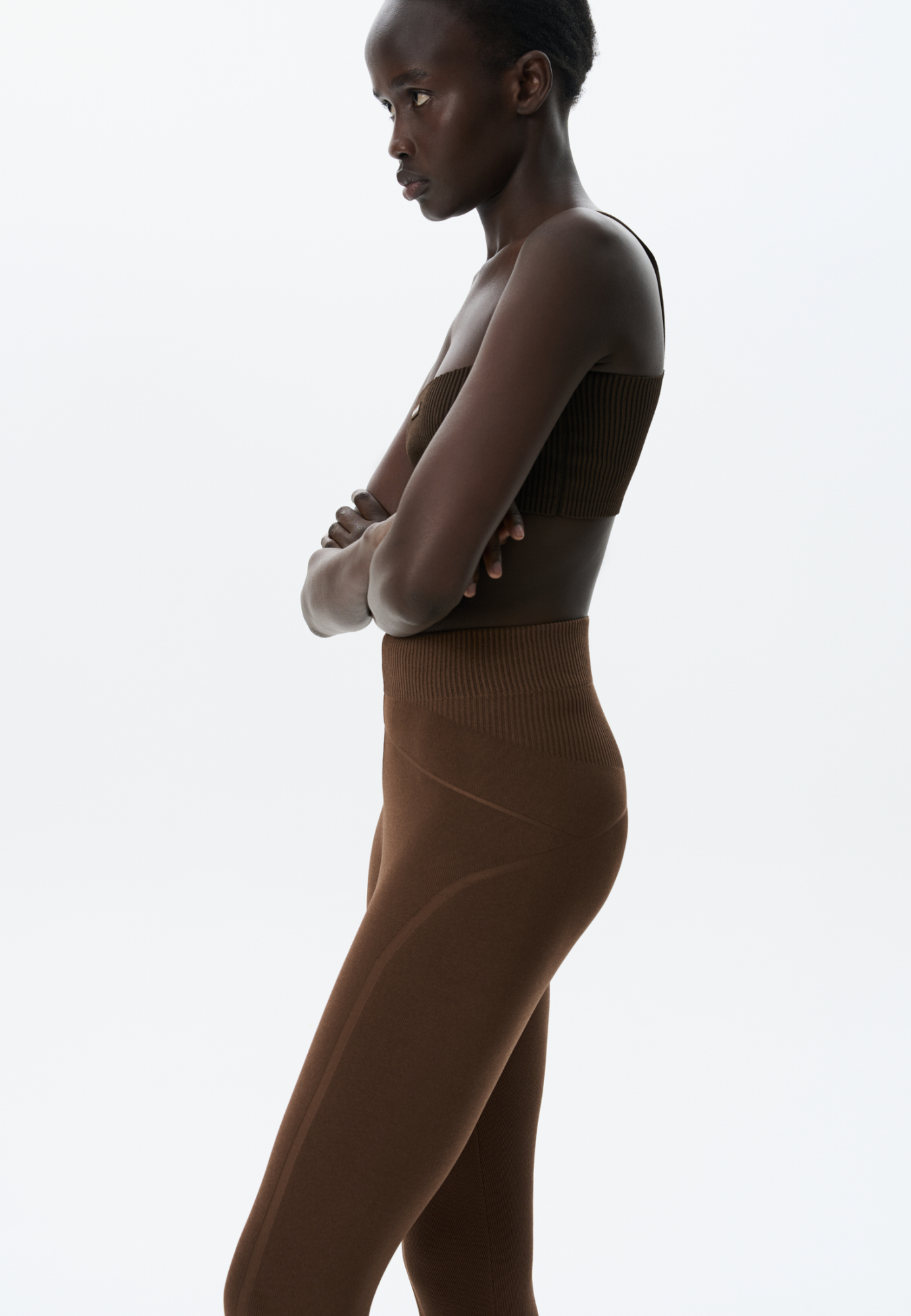 Трикотажные спортивные легинсы из вискозы. Модель с широким эластичным поясом и штрипками.