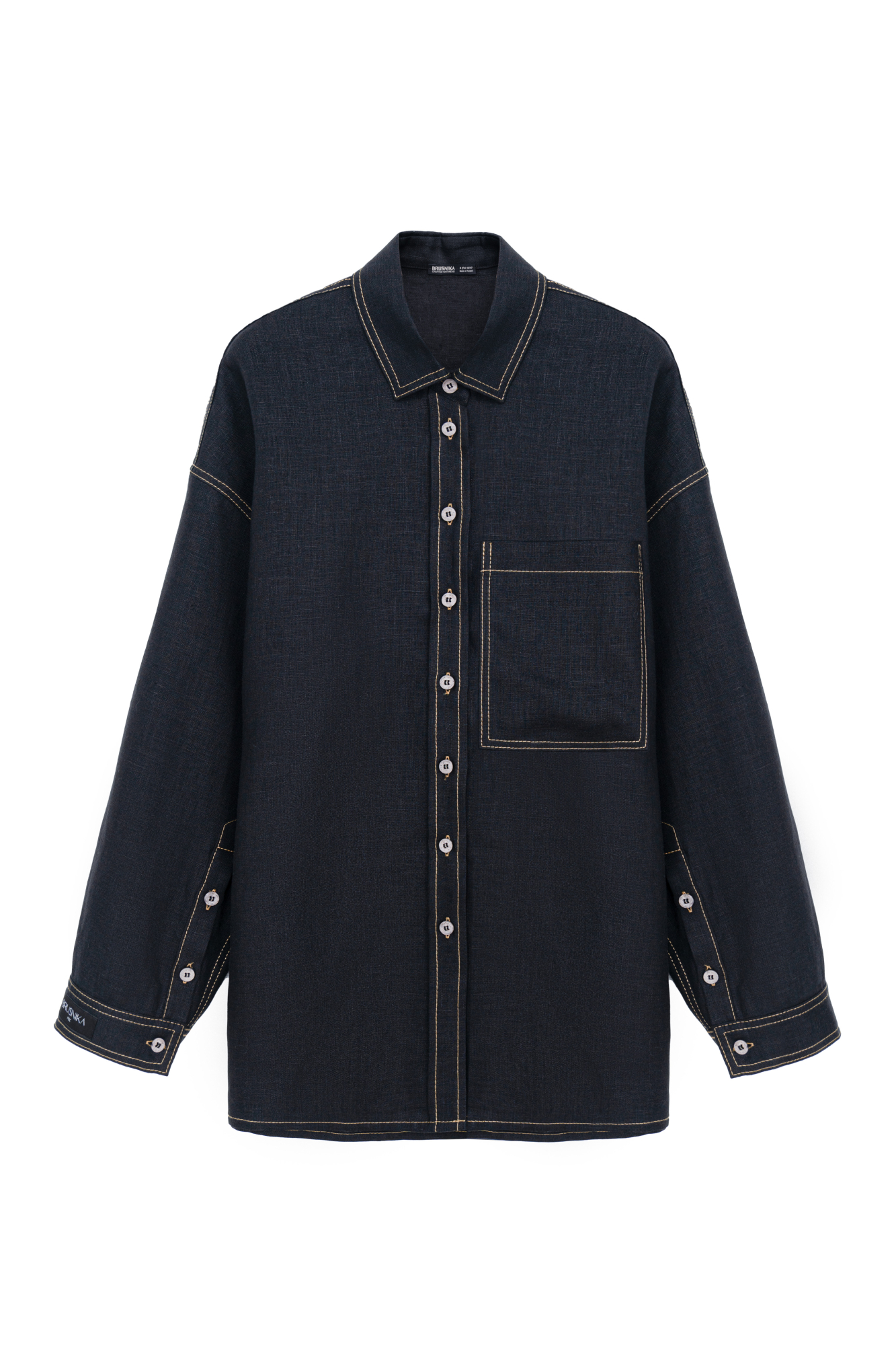 Льняная рубашка с накладным карманом на груди. Модель свободного силуэта с классическим отложным воротником, спущенной линией плеч и большим нагрудным карманом. Застежка на пуговицы. Изделие декорировано брендированным ярлыком на рукаве и пуговицами на манжетах рукавов.