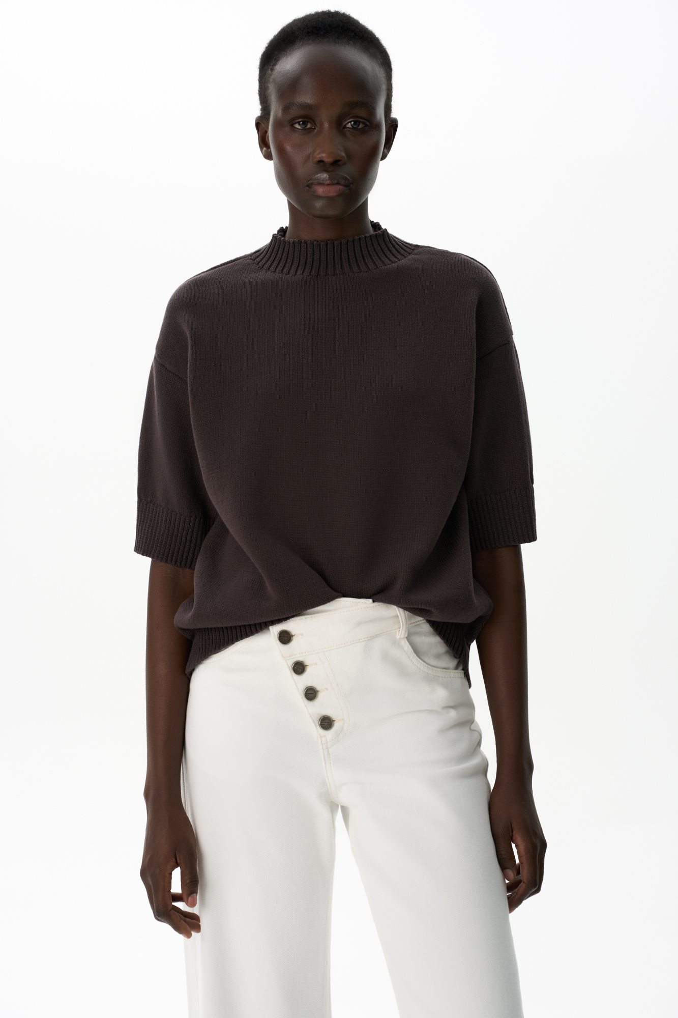 Трикотажная футболка из хлопка. Модель свободного силуэта со спущенной линией плеча, коротким рукавом и круглым вырезом горловины. Воротник, манжеты рукавов и низ изделия выполнены в широкий рубчик.