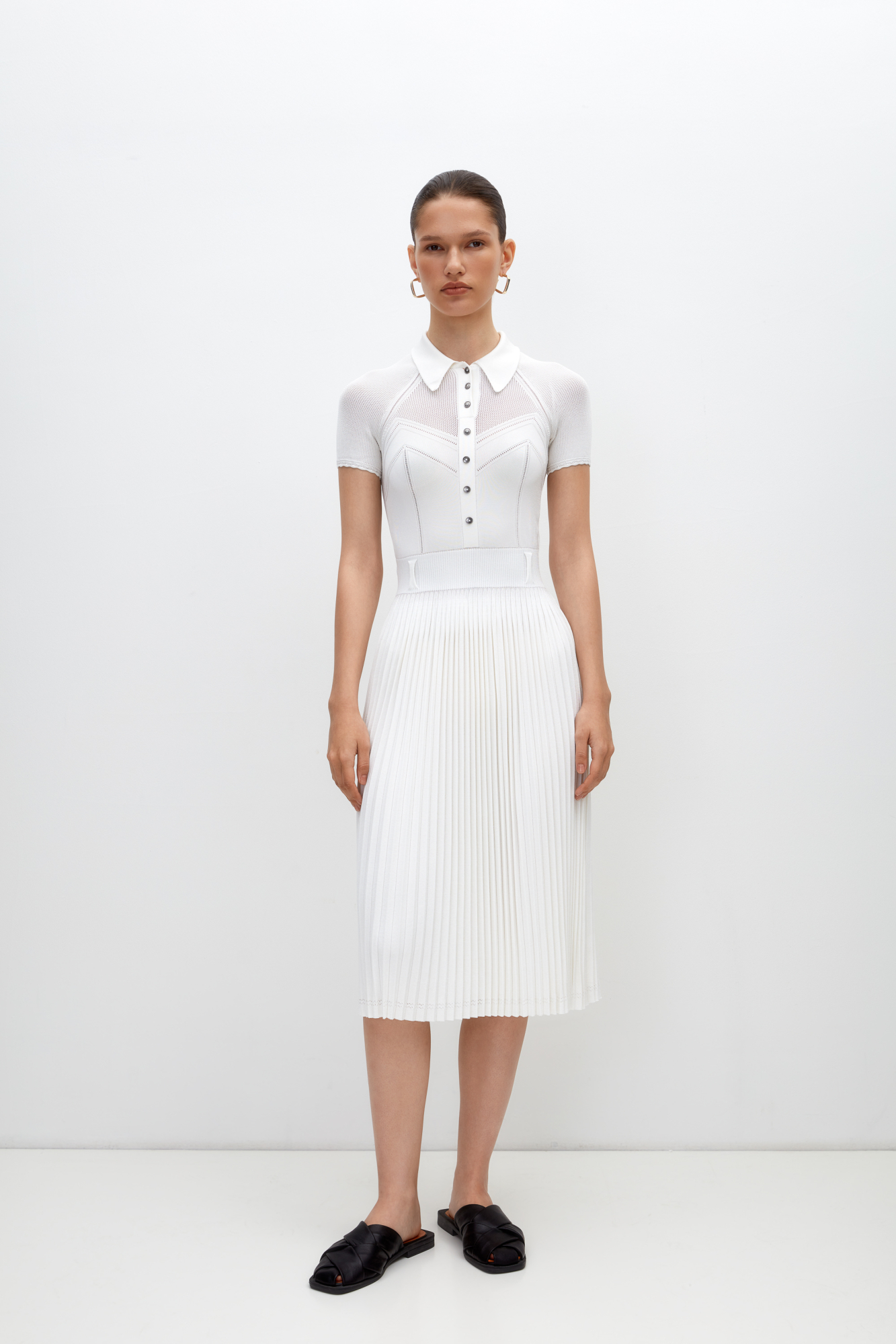 Платье-миди с плиссированной юбкой и ажурным верхом на пуговицах