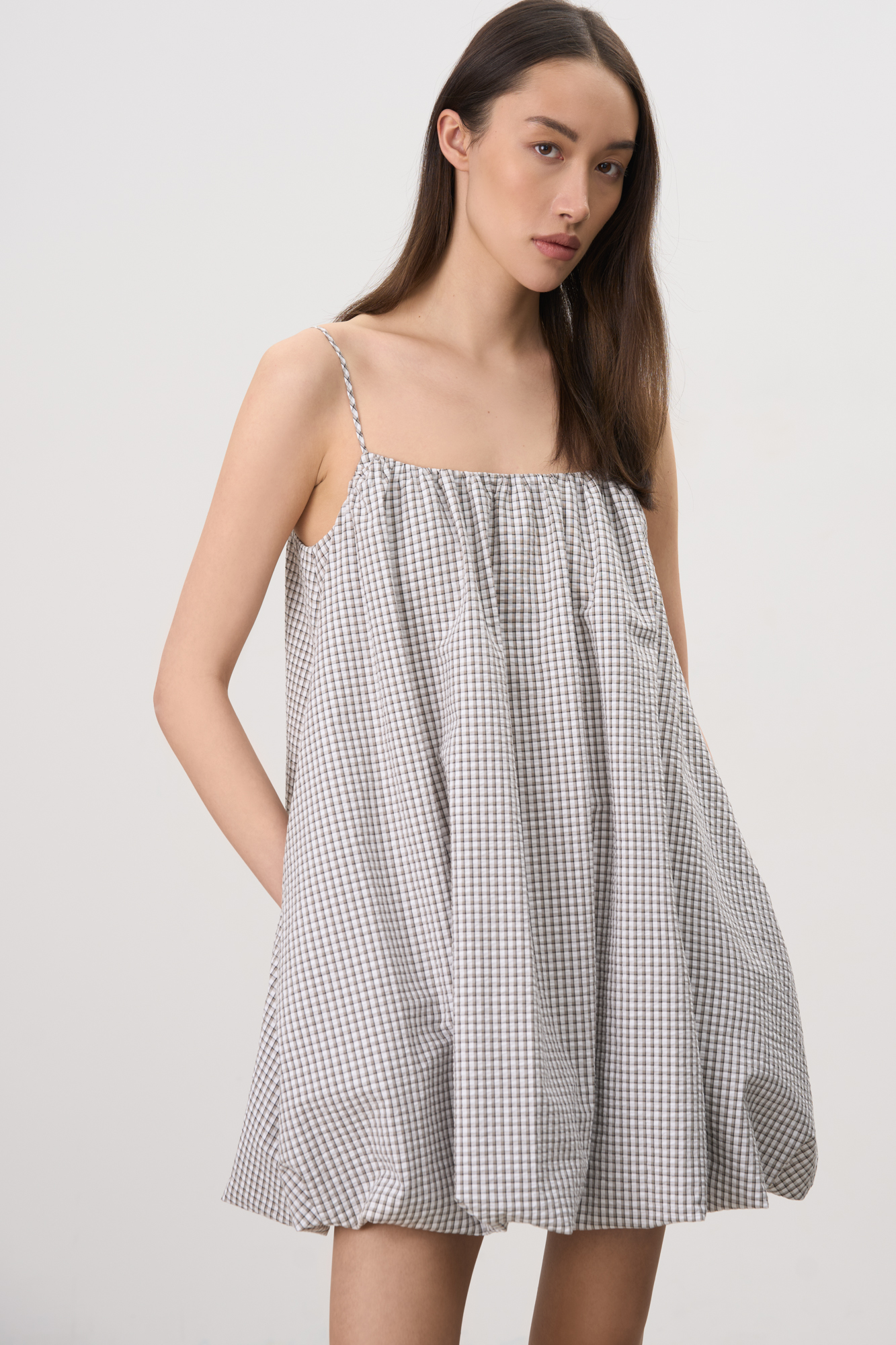 Платье-баллон длины мини из 100% хлопка. Модель свободного силуэта на тонких бретельках. Изделие выполнено на подкладке.&nbsp;&nbsp;