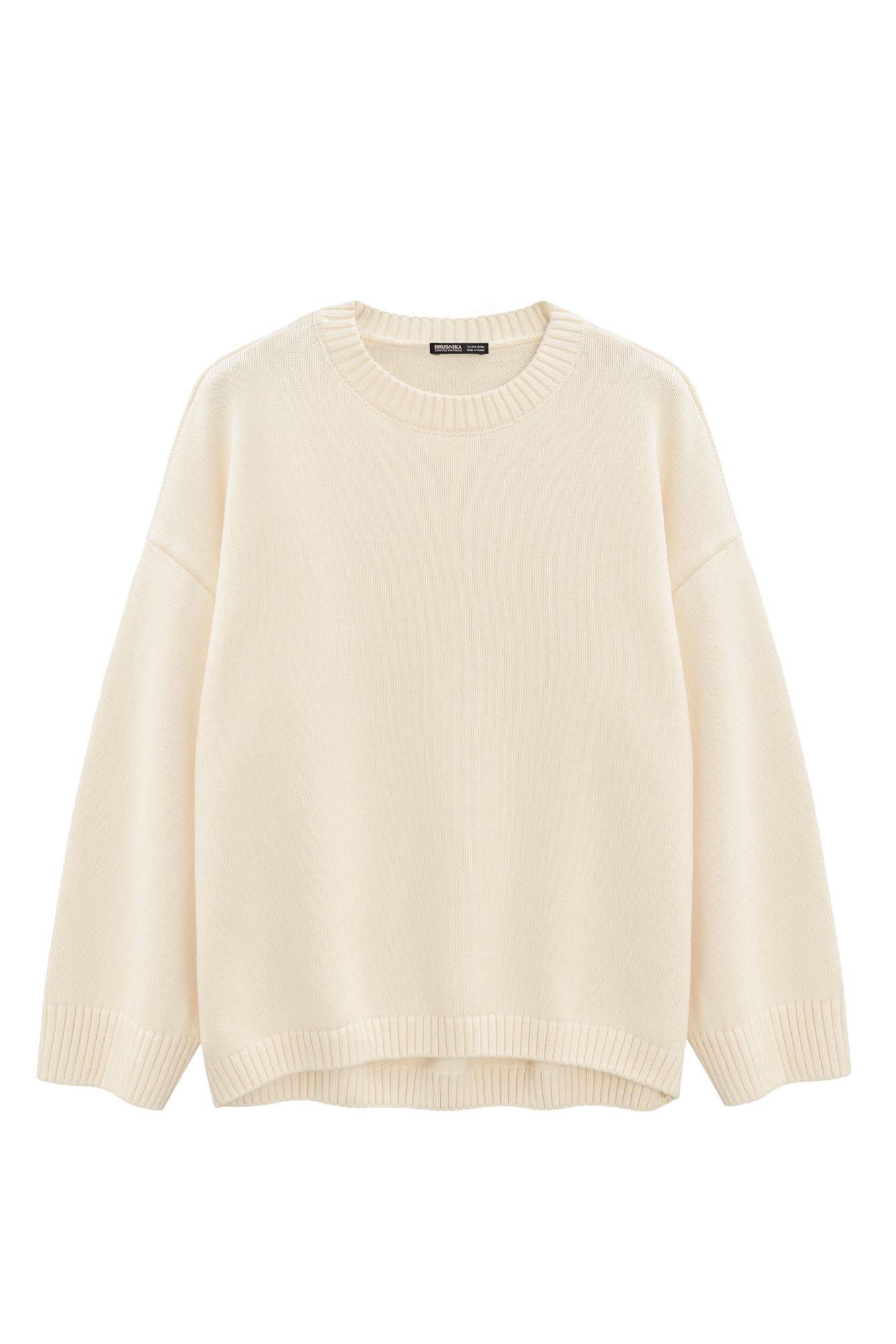 Трикотажный джемпер из 100% хлопка. Модель свободного силуэта со спущенной линией плеч и круглым вырезом горловины. Края изделия выполнены в рубчик. Дополнить образ можно юбкой.