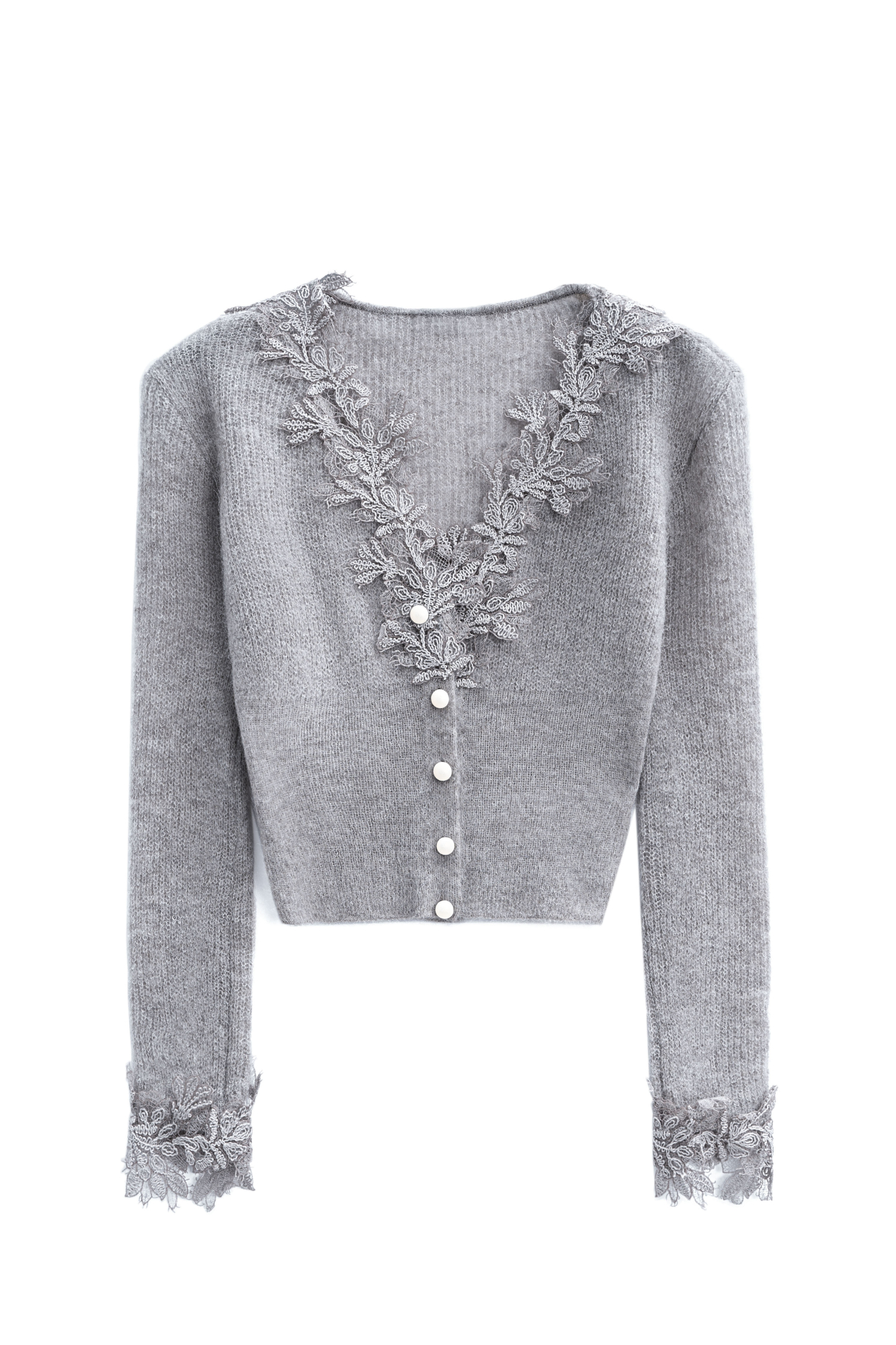 Короткий трикотажный кардиган из тонкой шерсти мериноса экстрафайн и альпака экстрафайн. Модель по фигуре с глубоким V-образным вырезом. Изделие декорировано тонким кружевом. Застежка на маленькие жемчужные пуговицы. <br />
(Количество пуговиц зависит от размера изделия, 5 штук для S и M, 6 - для L).