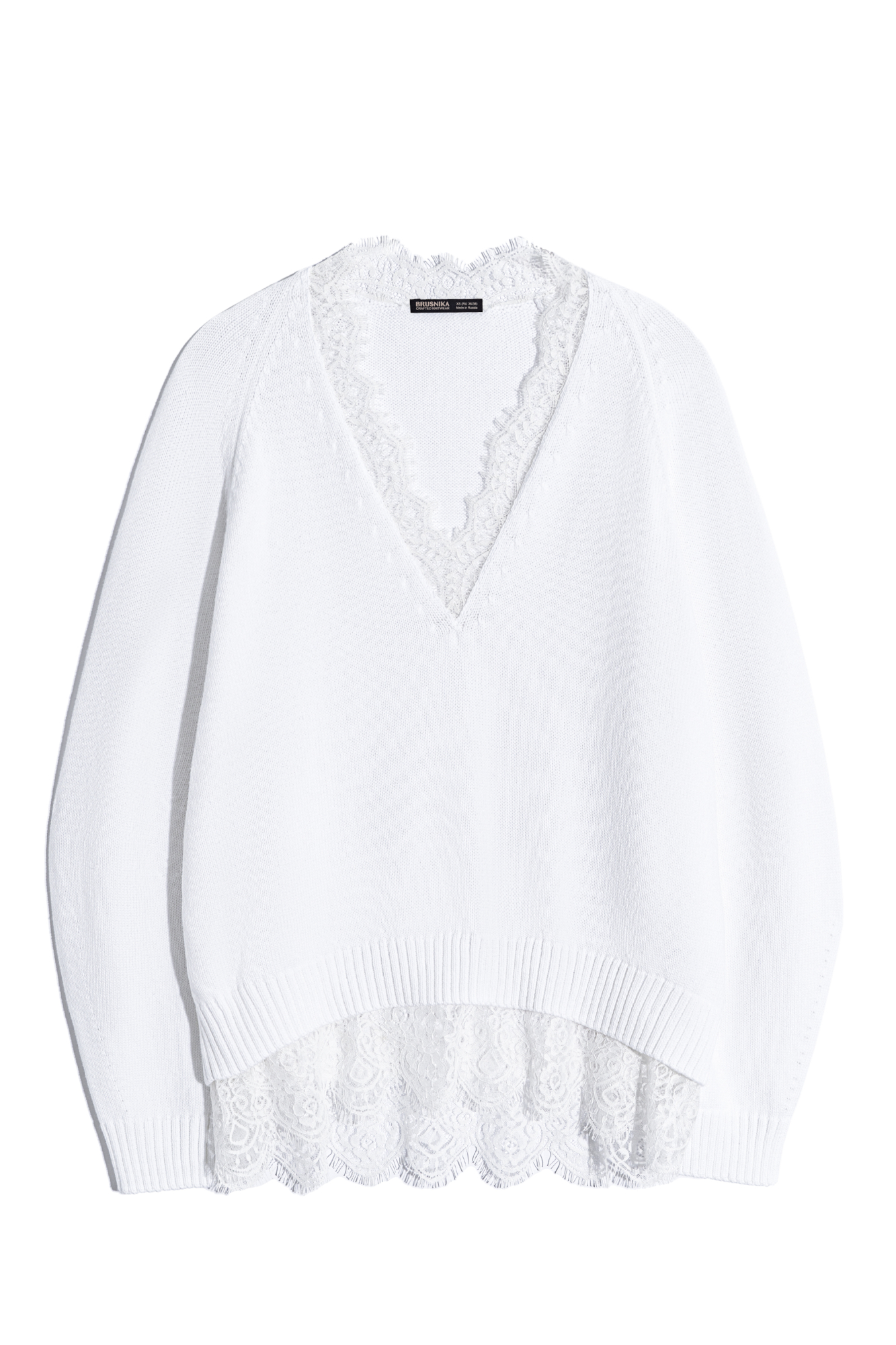 Трикотажный джемпер из 100% хлопка. Модель свободного силуэта с рукавом реглан и V-образным вырезом. Вырез и низ изделия декорированы кружевом контрастного цвета.
