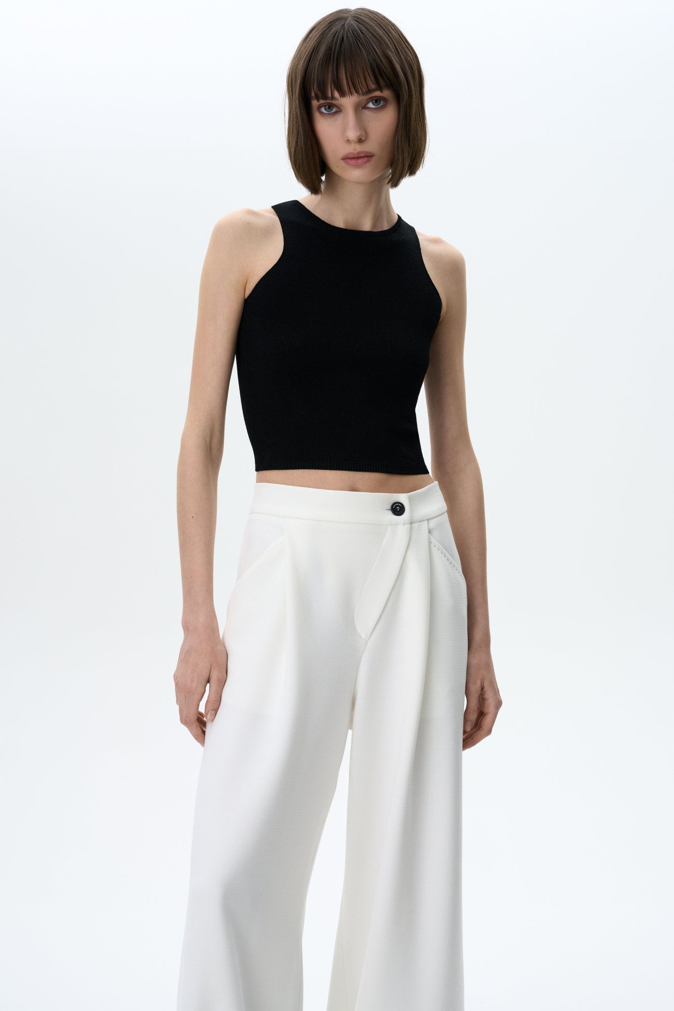 Трикотажный укороченный топ из вискозы. Модель без рукавов с круглым вырезом горловины.