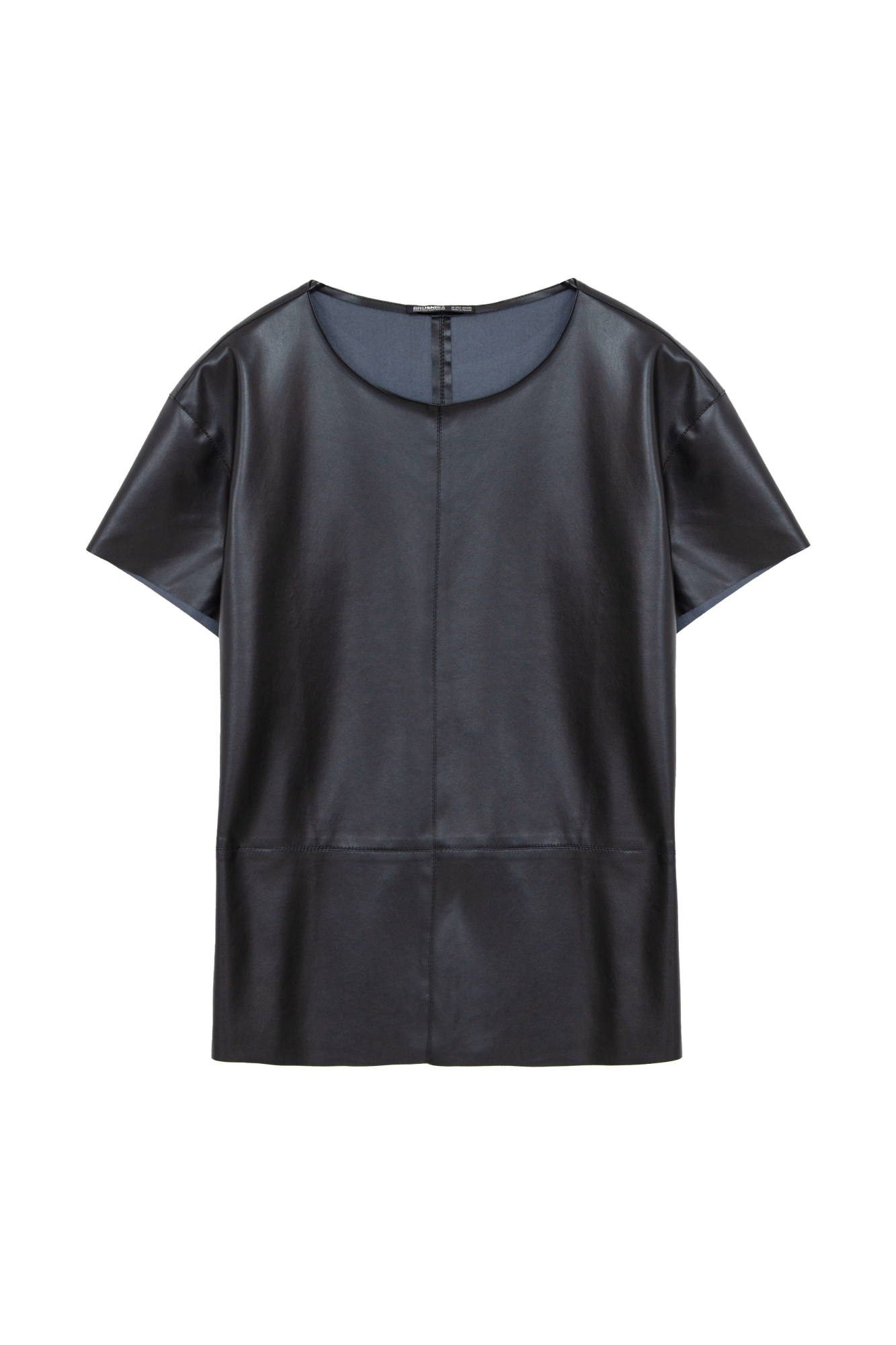 Футболка из экокожи. Модель прямого кроя, с коротким рукавом и круглым вырезом горловины.