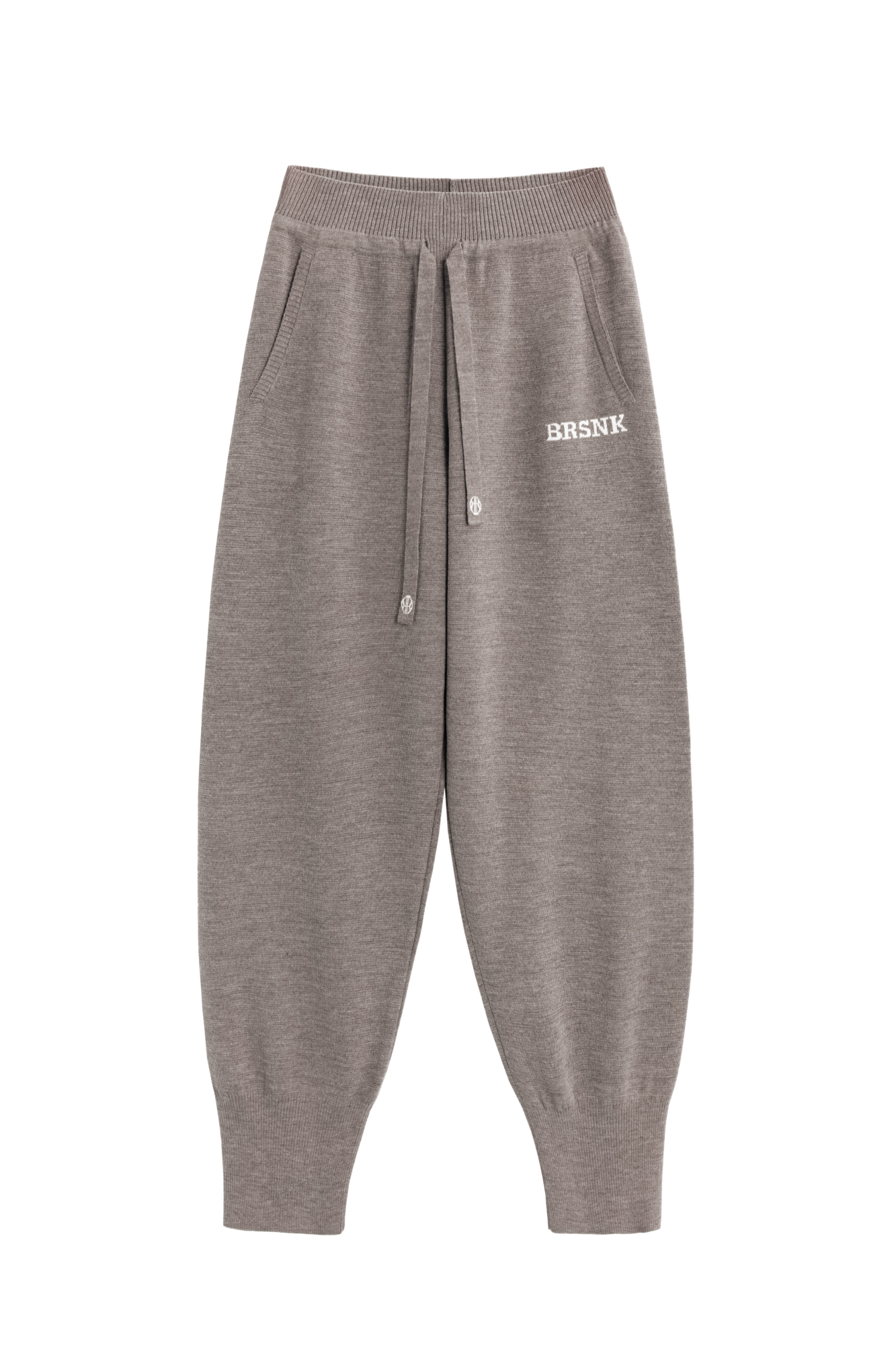 Трикотажные брюки из шерсти с добавлением акрила. Модель выполнена в спортивном стиле, с широким эластичным поясом на кулиске, боковыми карманами и широкими манжетами на резинке. Изделие декорировано брендированным жаккардом на штанине.