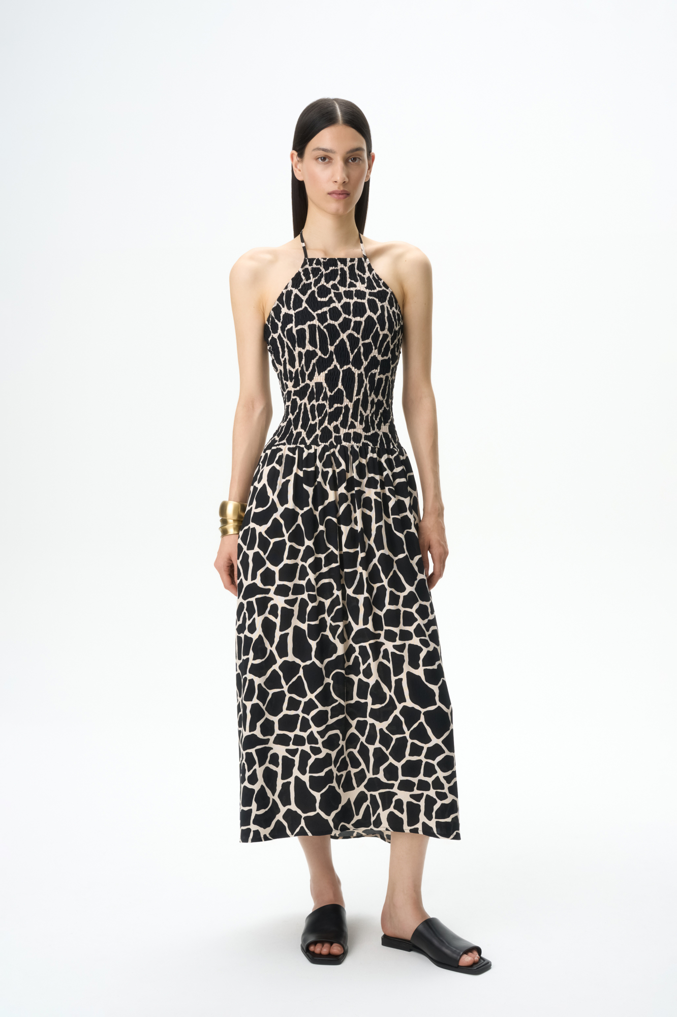 Принтованный сарафан из 100% вискозы на тонких бретелях. Верхняя часть платья выполнена на эластичной резинке. Модель с боковыми карманами.