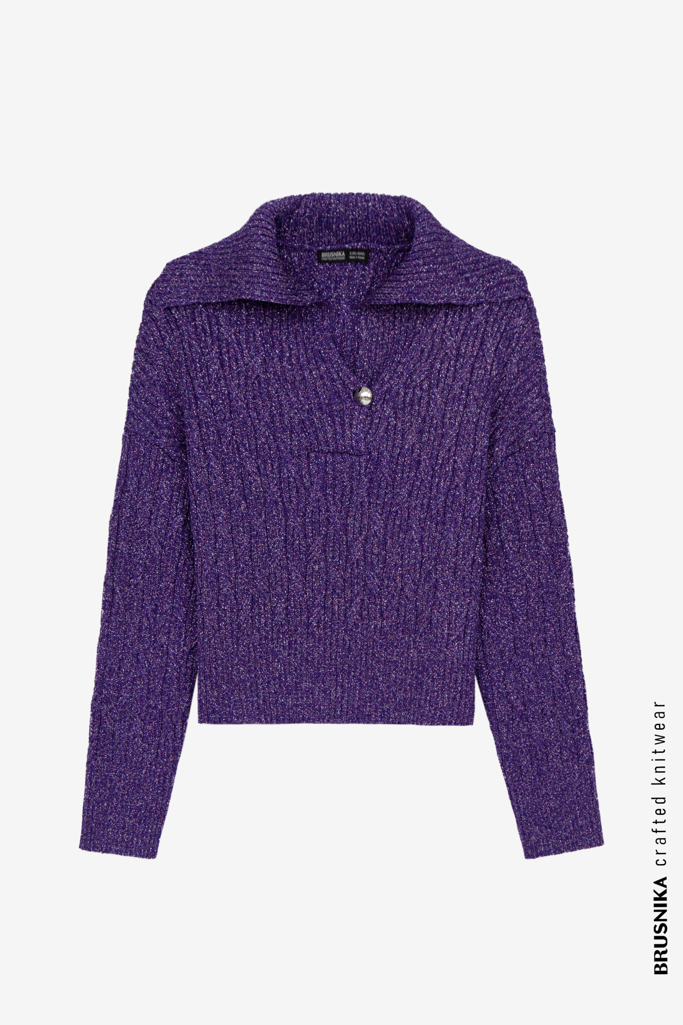 Джемпер из вискозы с шалевым воротником на пуговице.