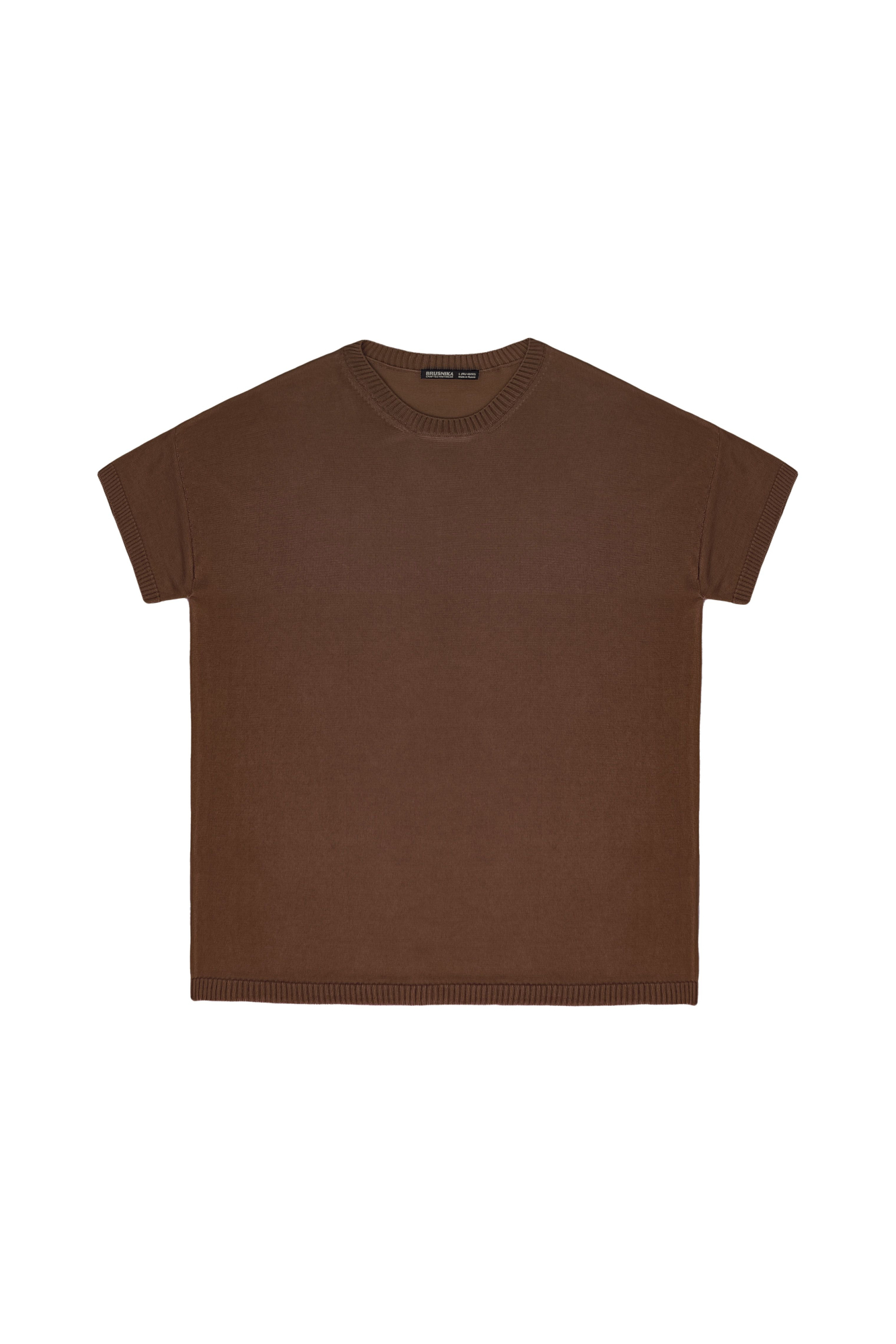 Цельновязаная футболка из 100% вискозы. Модель свободного силуэта, со спущенной линией плеча и круглым вырезом горловины. Края изделия выполнены в рубчик.