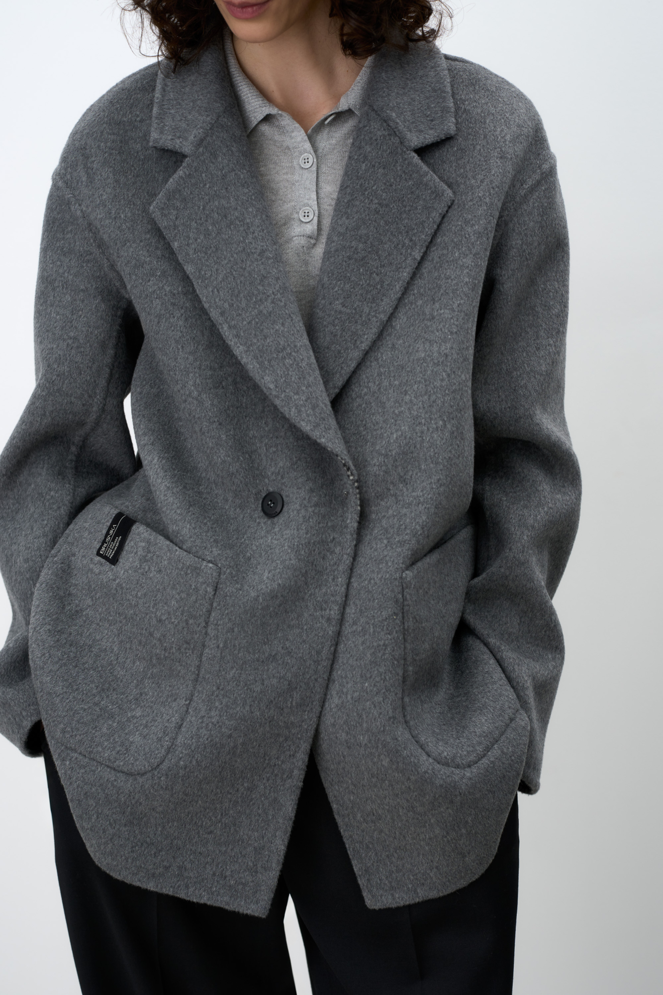 Двусторонний жакет. Модель свободного силуэта с накладными карманами и брендированным ярлыком. Оборотная сторона выполнена в клетку.