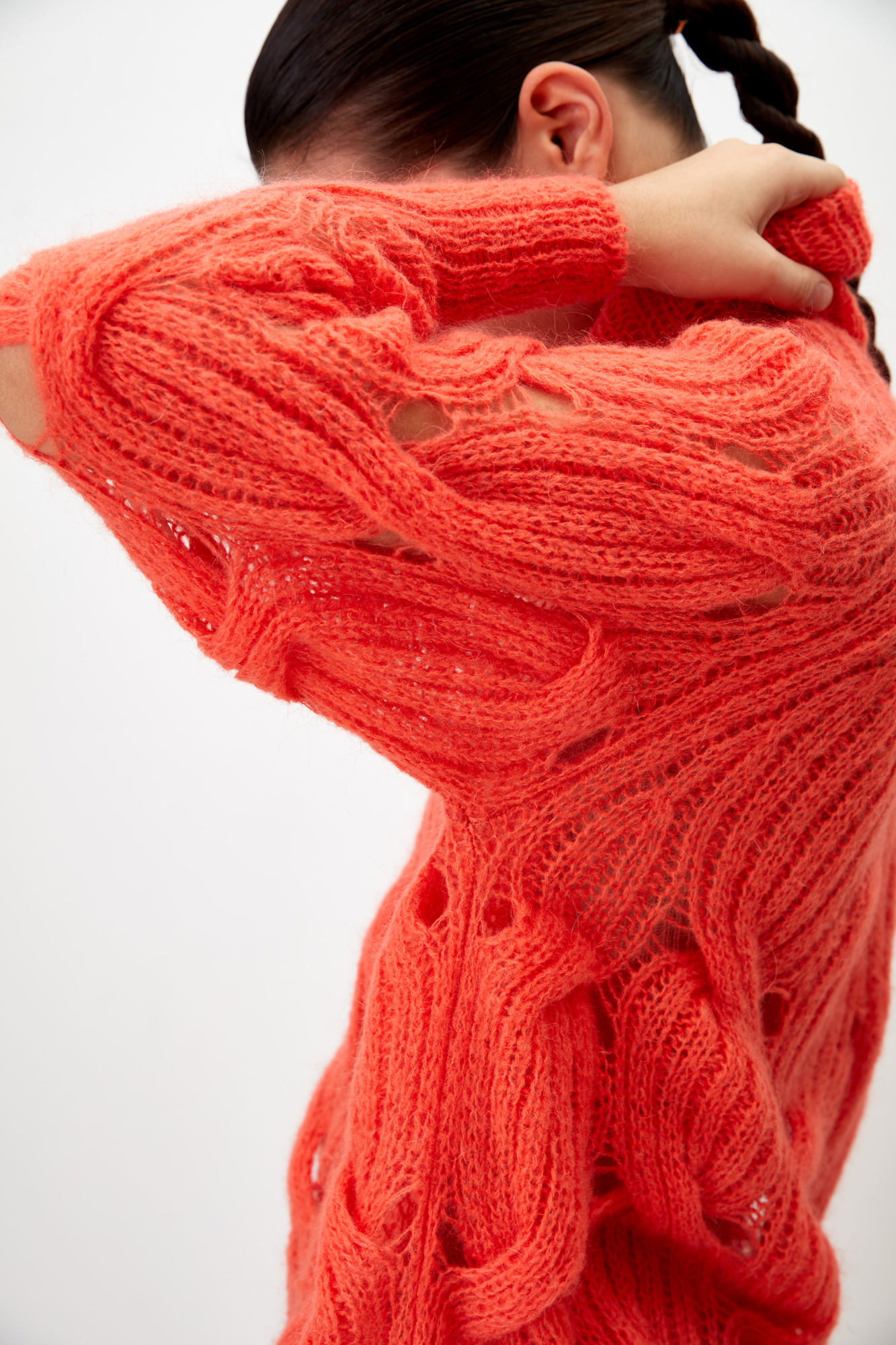 Объемный удлиненный джемпер с мохером, вязка выполнена крупными косами. Высокий ворот под горло. Манжеты рукавов и низ изделия на резинке. 