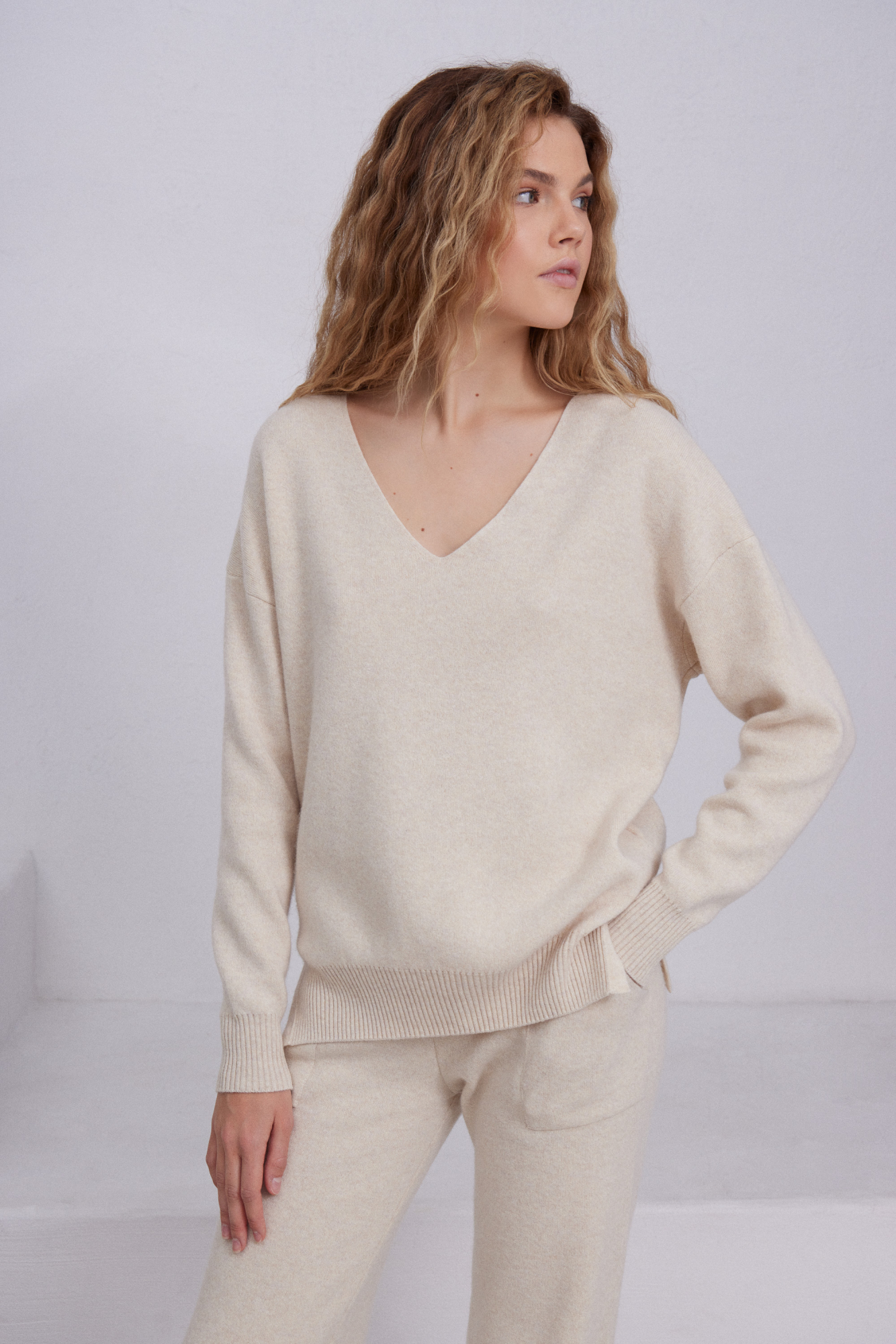 Кашемировый джемпер с V-образным вырезом и спущенным плечом.