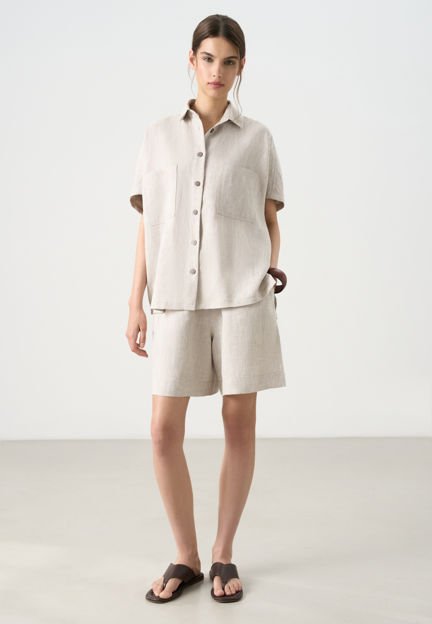 Короткие шорты из 100% льна. Модель свободного кроя, с поясом на кулиске и боковыми карманами.