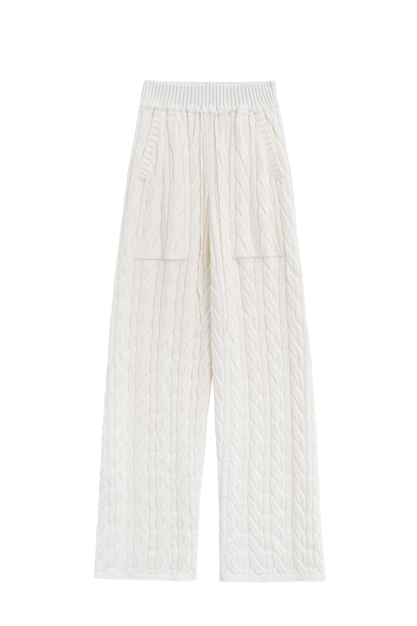 Прямые трикотажные брюки с объемными косами из мягкой шерсти. Широкий эластичный пояс на кулиске, передние и задние карманы и манжеты внизу. Дополнить образ можно джемпером в том же стиле.