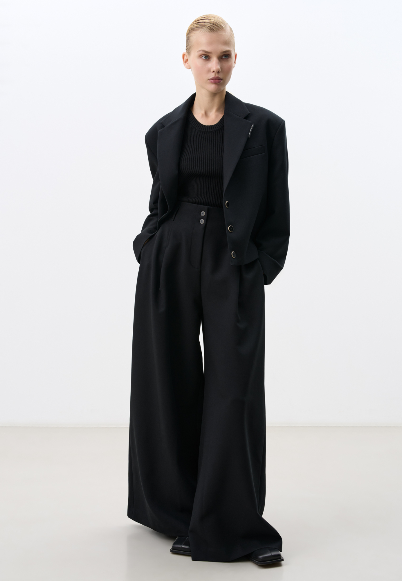 Брюки из поливискозы с высокой посадкой. Модель прямого кроя с защипами и боковыми карманами. Паты на поясе для ремня. Застежка на молнию и две пуговицы.