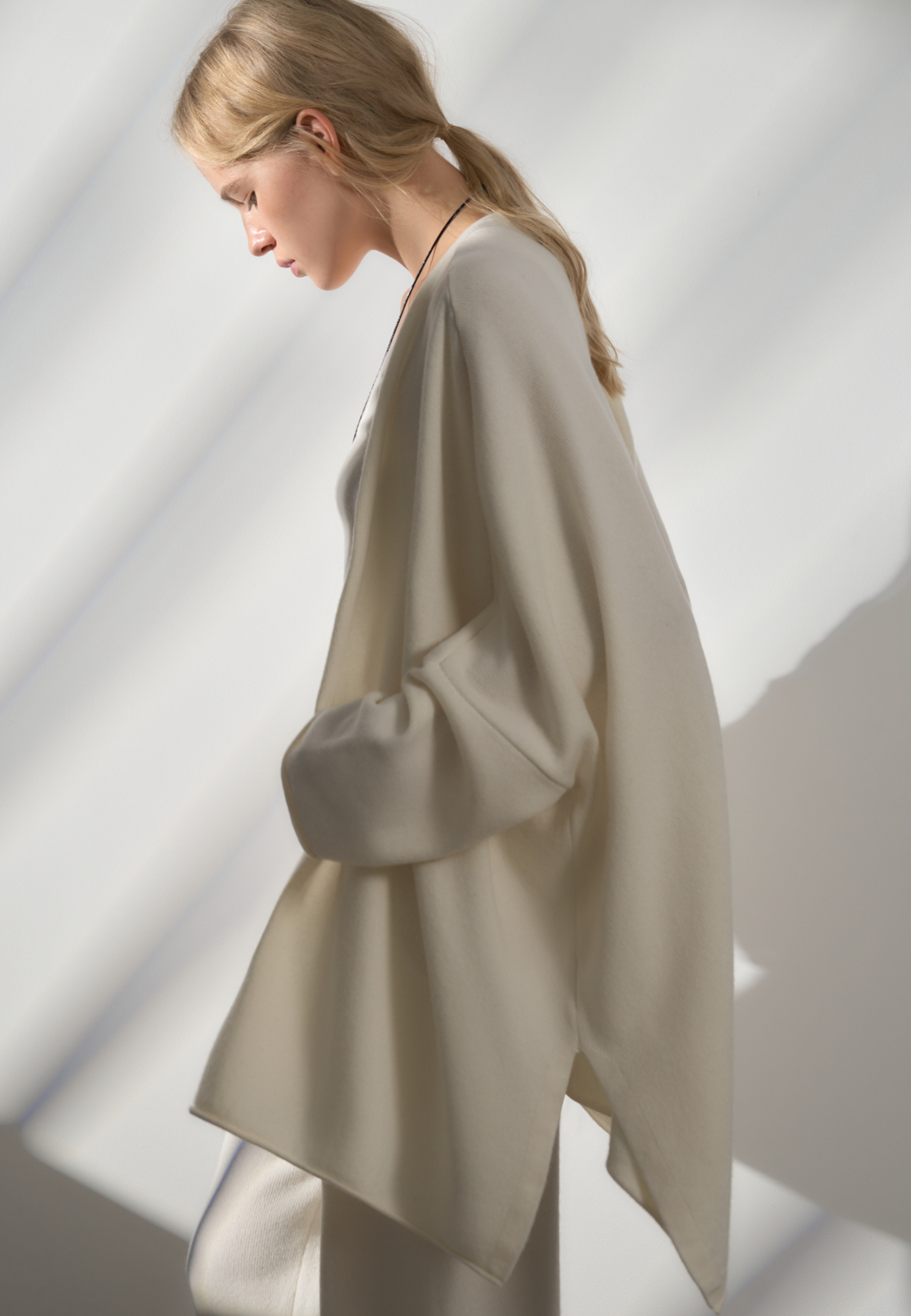 Трикотажный кардиган из шерсти и кашемира. Модель свободного кроя, с длинными широкими рукавами и спущенной линией плеч. Без застежки.