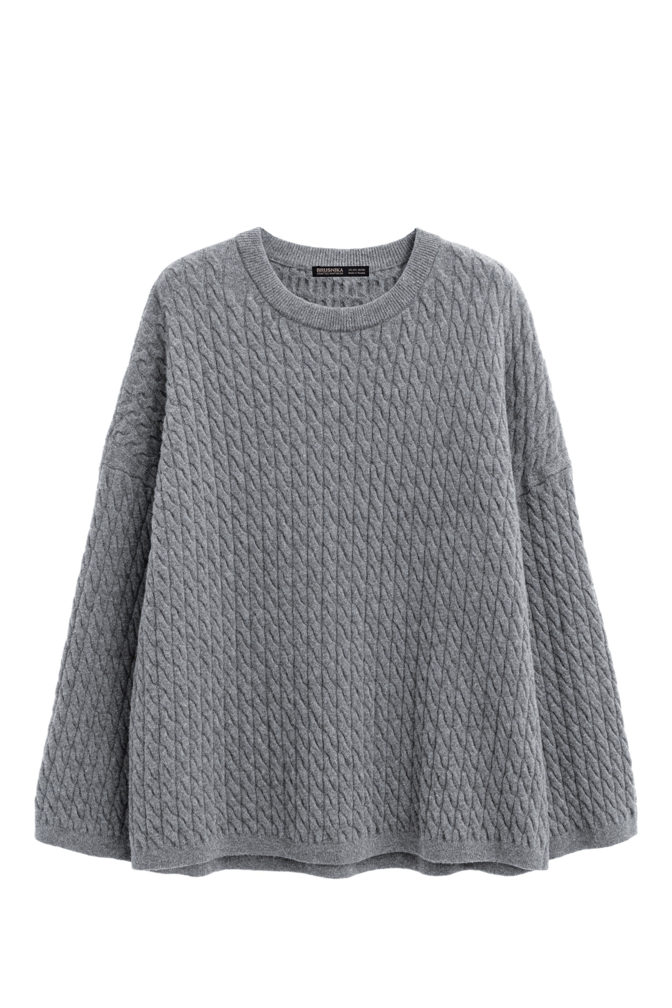 Трикотажный джемпер с объемными косами из 100% шерсти мериноса экстрафайн. Модель свободного силуэта, со спущенной линией плеч и круглым вырезом горловины, оформленным двойной бейкой. Края изделия выполнены в мелкий рубчик.