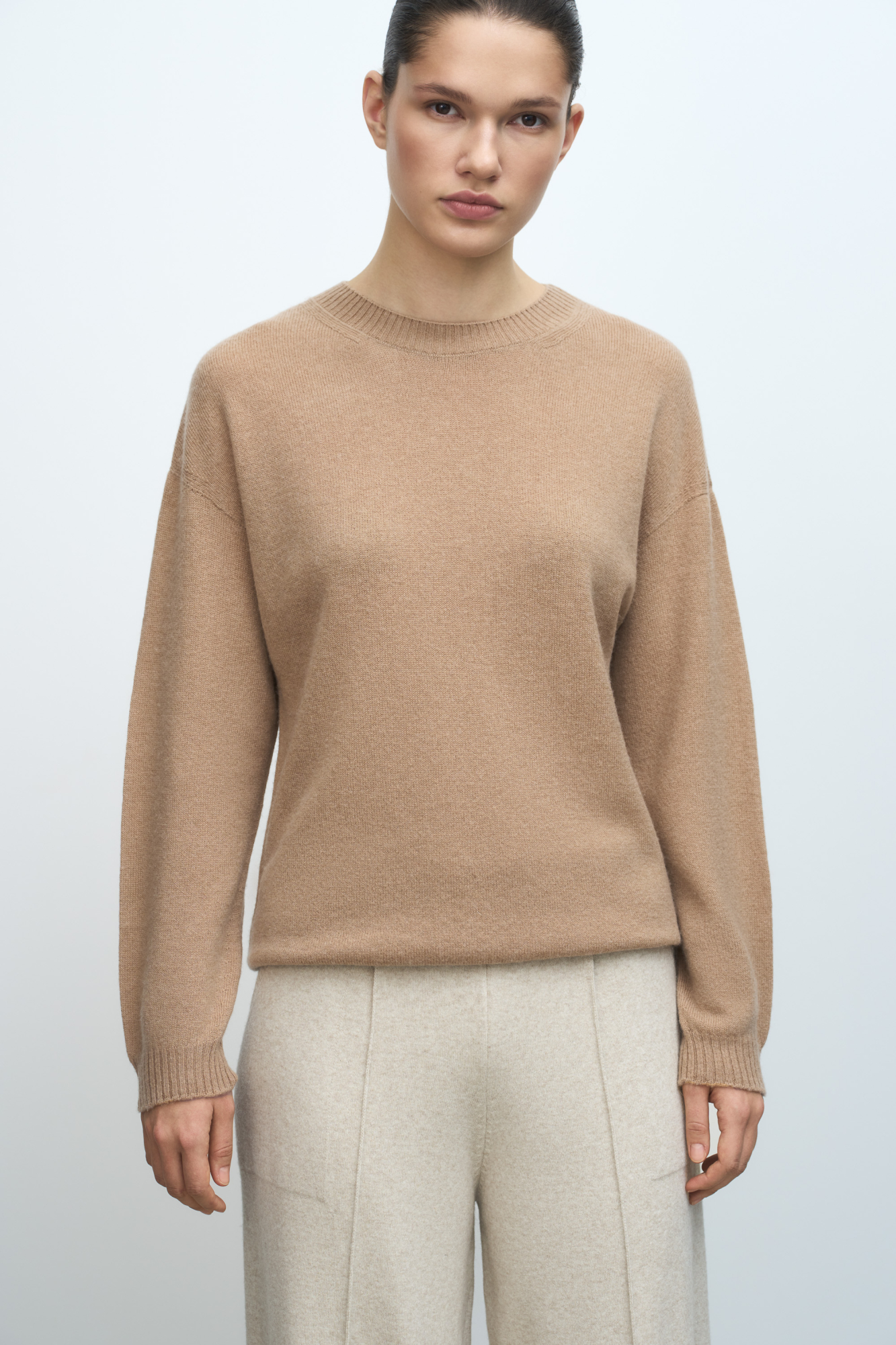 Трикотажный джемпер из 100% кашемира. Модель свободного силуэта со спущенной линией плеча и круглым вырезом горловины. Края изделия выполнены в рубчик.