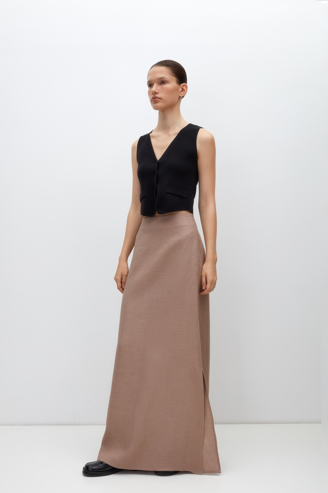 Юбка длины макси из 100% льна. Модель прямого кроя, с небольшим разрезом сбоку, эластичным поясом на резинке и застежкой на молнию.