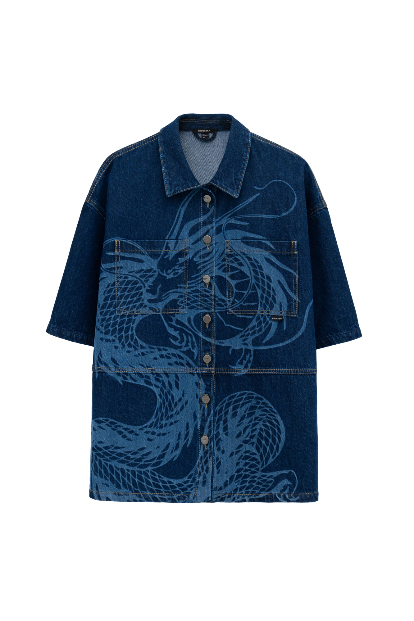 Рубашка из денима с коротким рукавом и принтом. Модель свободного силуэта со спущенной линией плеча и накладными карманами на груди. Дополнить образ можно джинсами в таком же стиле.