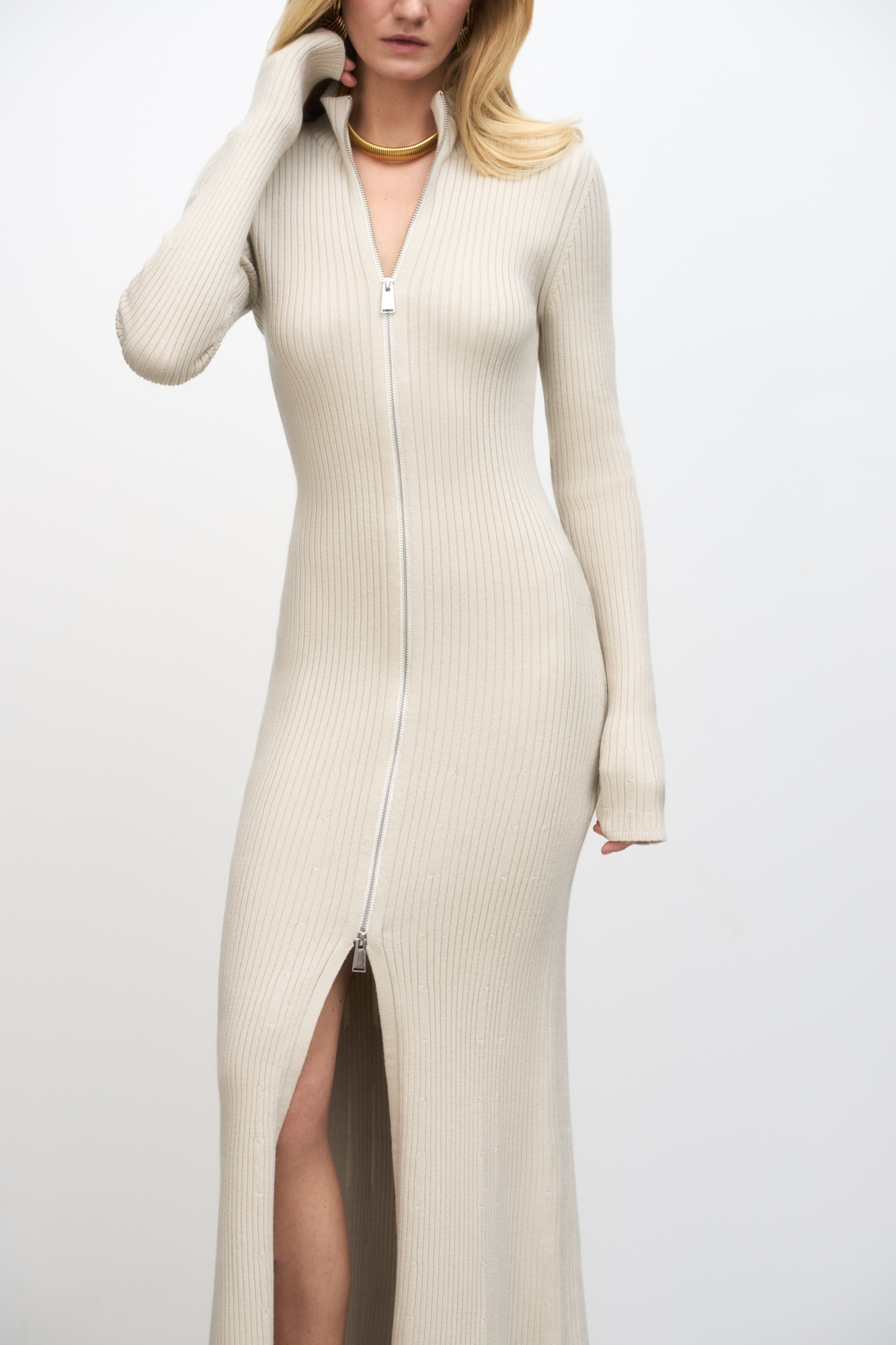 Трикотажное платье из смесовой шерсти. Модель приталенного силуэта длины миди с высоким фронтальным разрезом и застежкой на молнию.