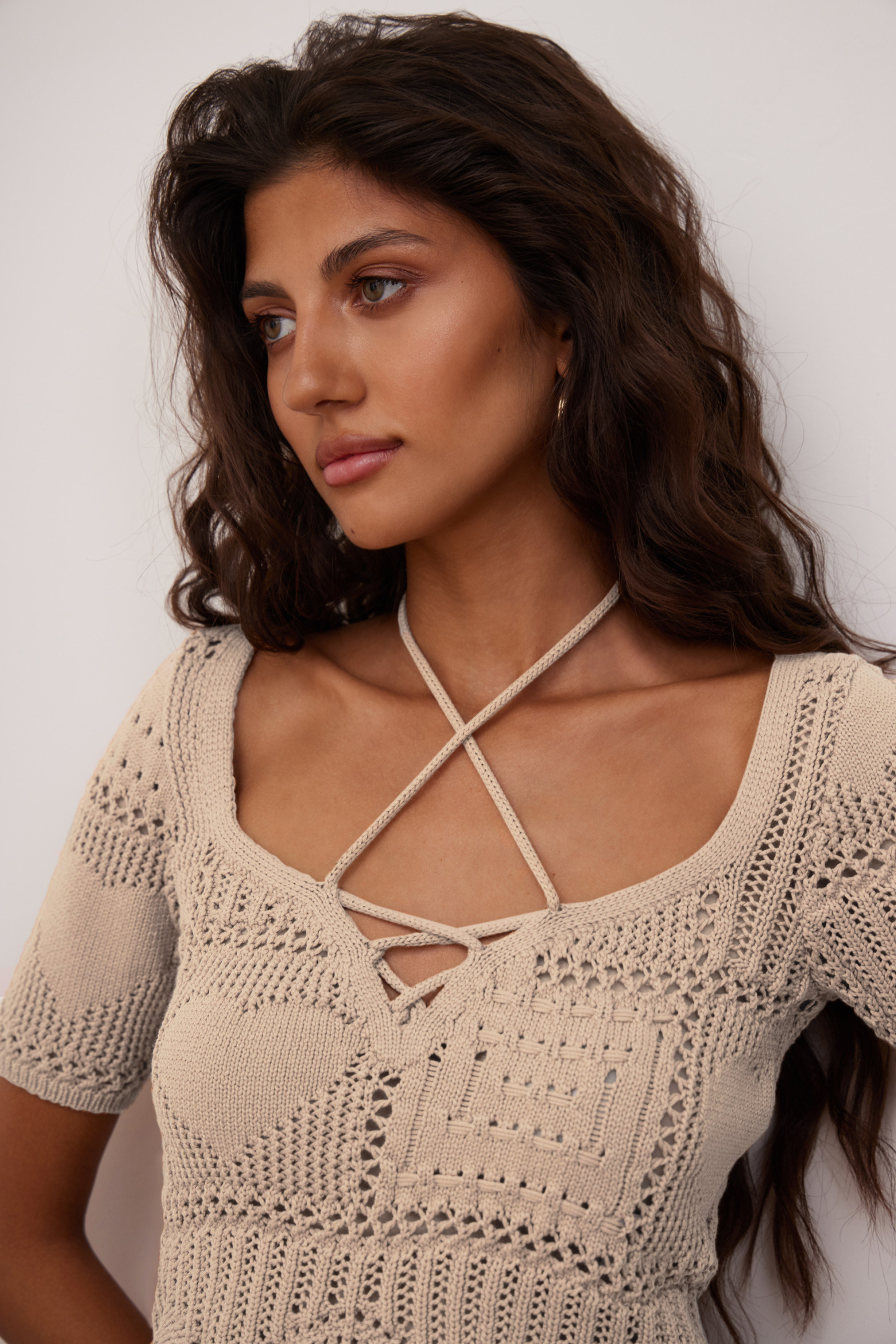 Короткий ажурный топ в стиле пэчворк. Модель с коротким рукавом, круглым вырезом горловины и кулиской.