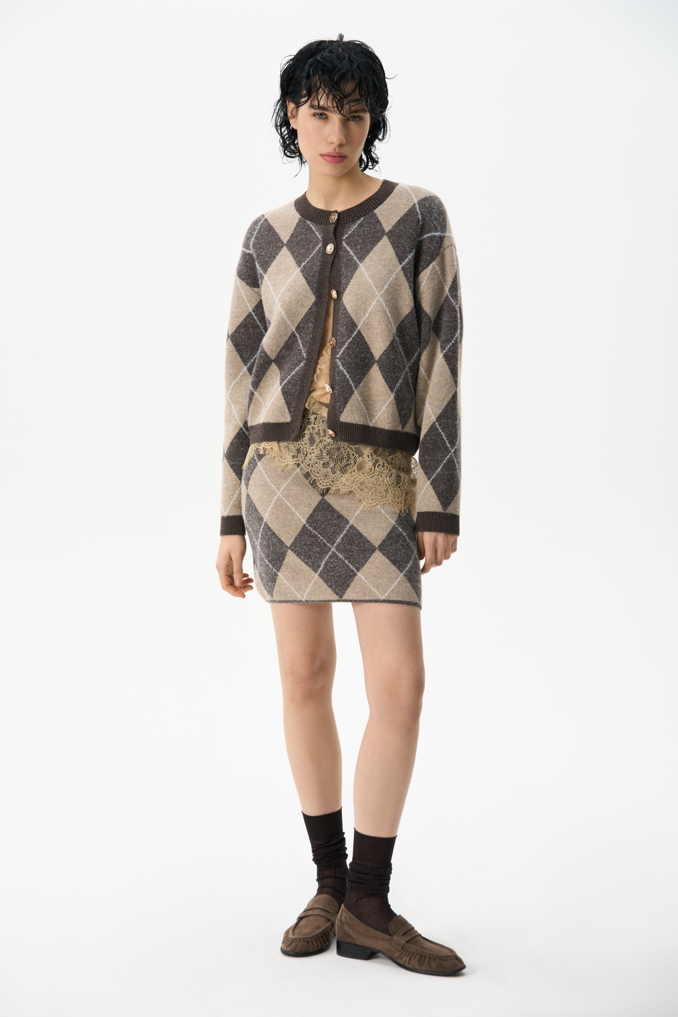 Трикотажный кардиган с узором аргайл из шерсти с добавлением кашемира. Модель свободного силуэта со спущенной линией плеч, круглым вырезом горловины и застежкой на крупные пуговицы. Края изделия выполнены в рубчик.