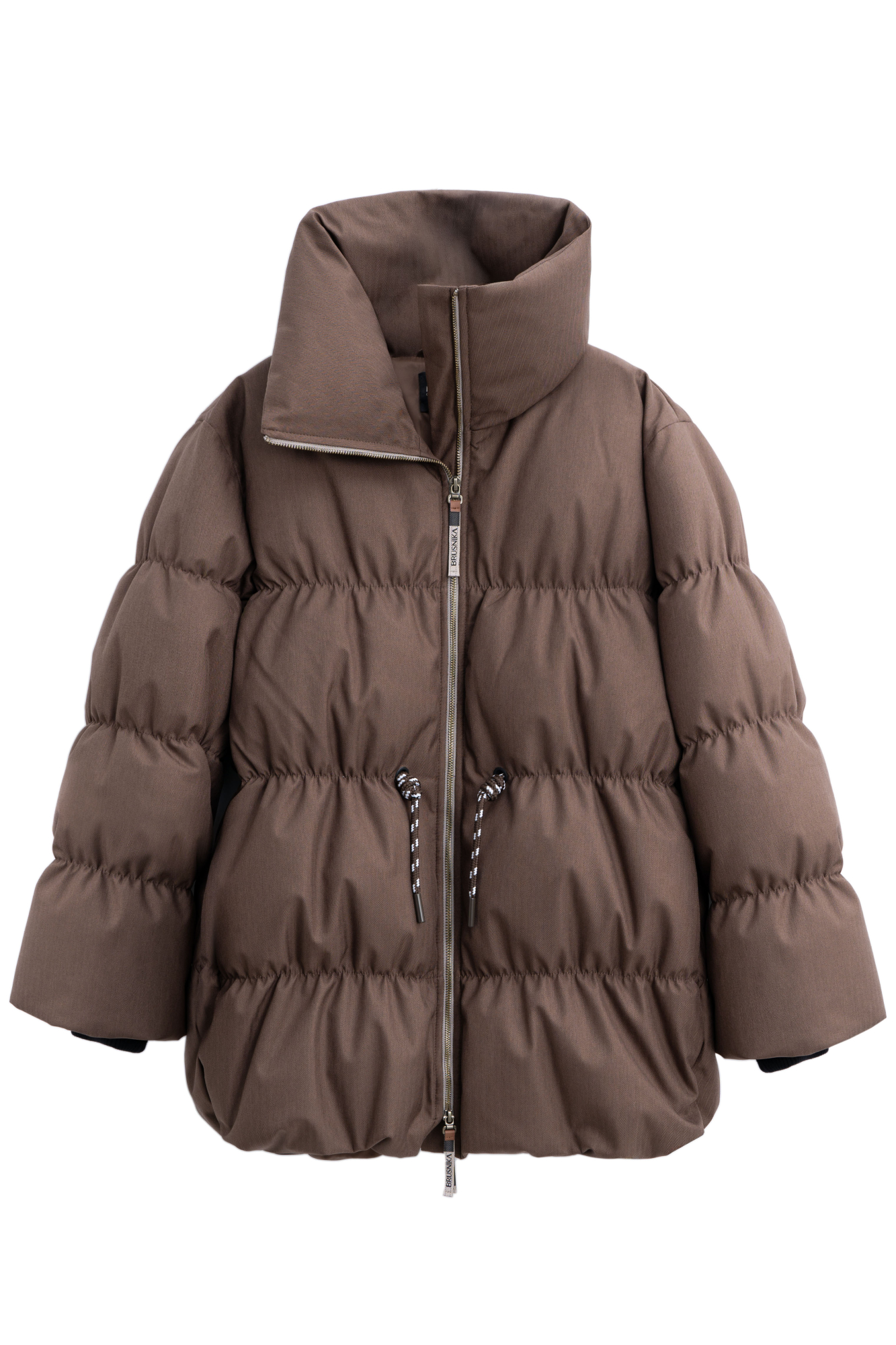 Стеганый объемный пуховик. Модель свободного силуэта, с воротником-стойкой, кулиской на талии и логотипом бренда на спине. Застежка на молнию. 