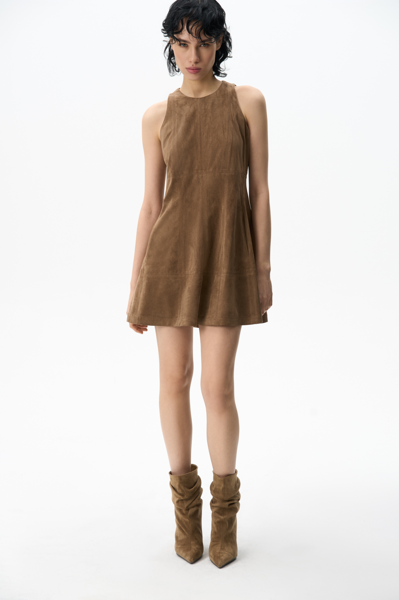 Платье длины мини из ткани с имитацией внешнего вида и свойств натуральной замши. Модель приталенного силуэта без рукавов, с круглым вырезом горловины и на широких бретельках. Застежка на молнию на спинке.