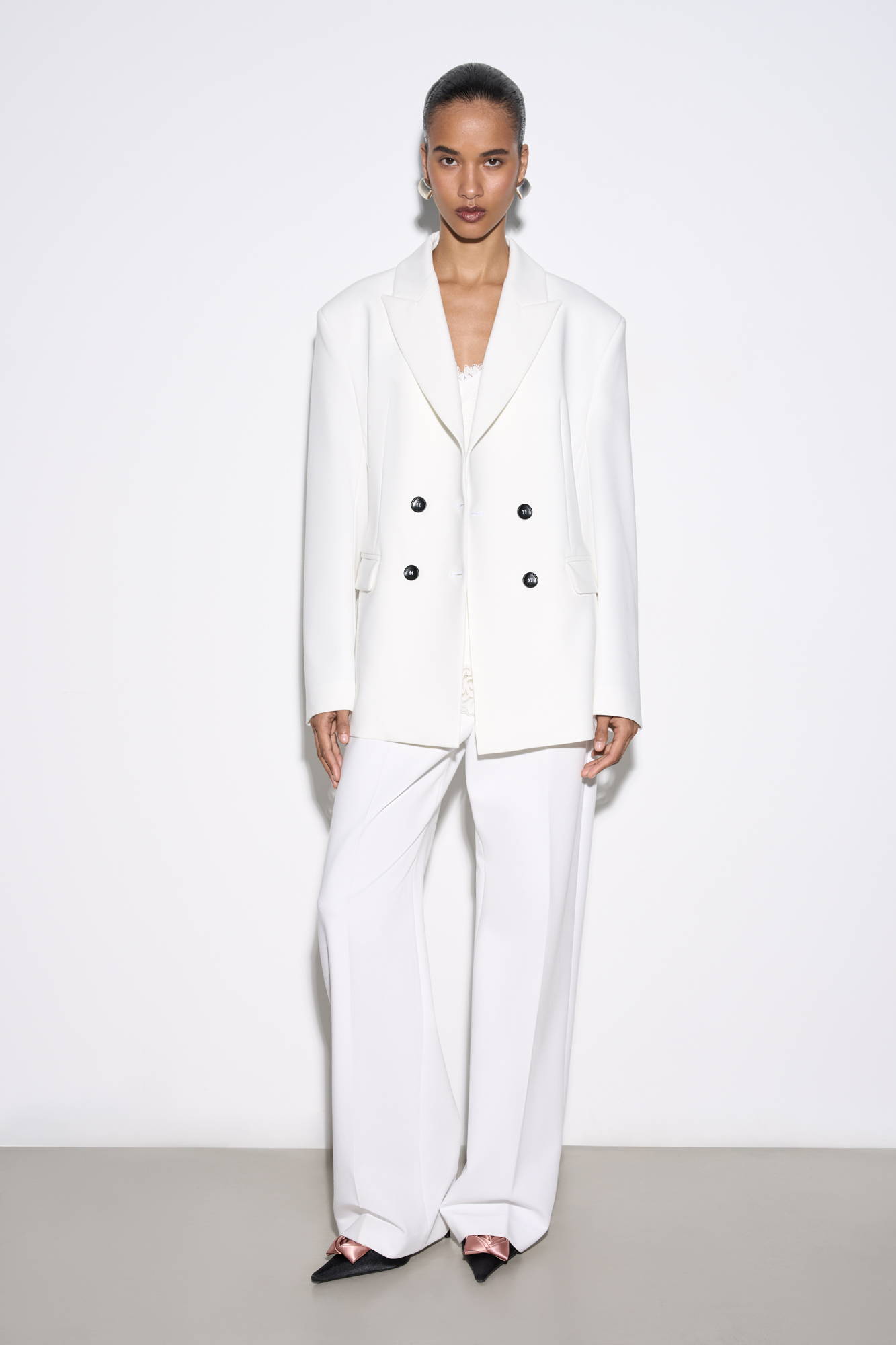 Классические брюки из поливискозы. Модель прямого кроя со стрелками. Застежка по пуговицу и молнию. Шлевки на поясе для ремня. Изделие на подкладке. 