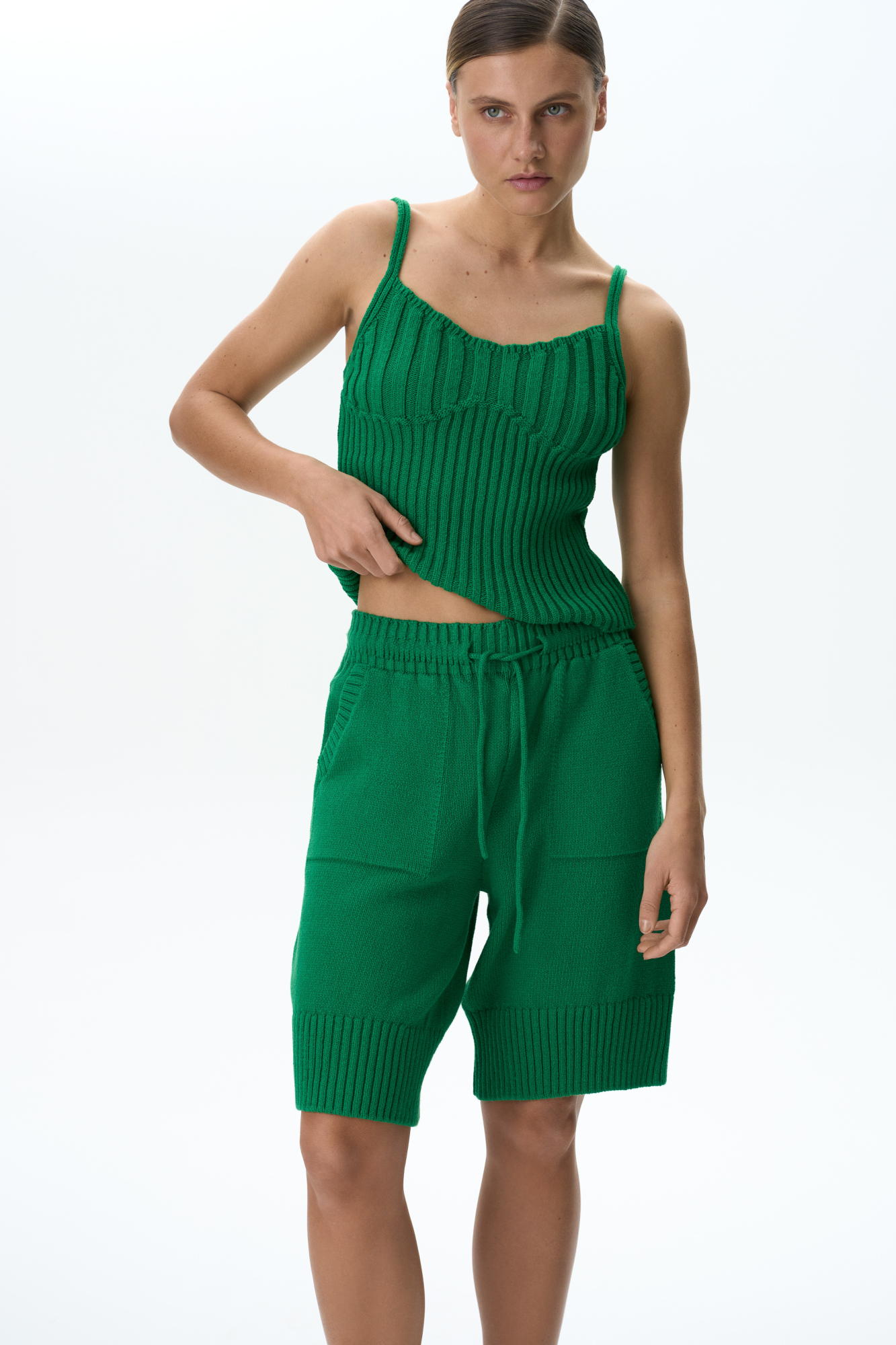 Трикотажные шорты из 100% хлопка. Модель прямого кроя длины до колен, со средней посадкой, боковыми карманамии регулируевым поясом на кулиске. Края изделия выполнены в рубчик.