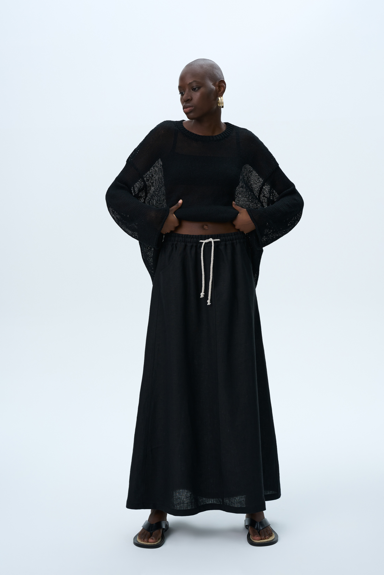 Юбка длины макси из 100% льна. Модель свободного силуэта с эластичным поясом на кулиске и боковыми карманами. Дополнить образ можно топом в том же стиле.