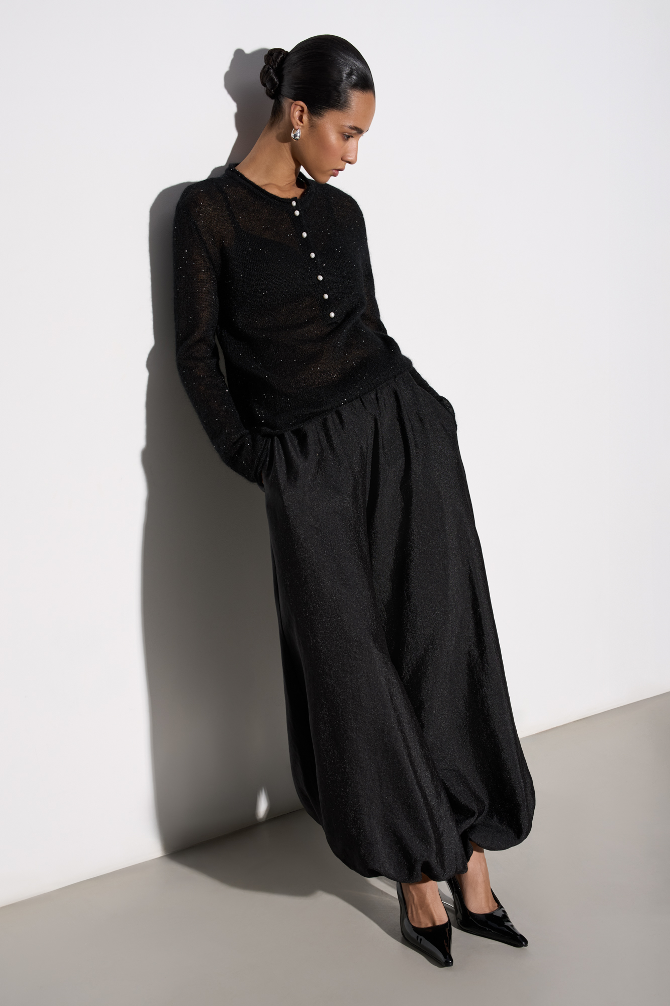 Широкие брюки-джоггеры из текстурной вискозы. Модель свободного силуэта с поясом на резинке.